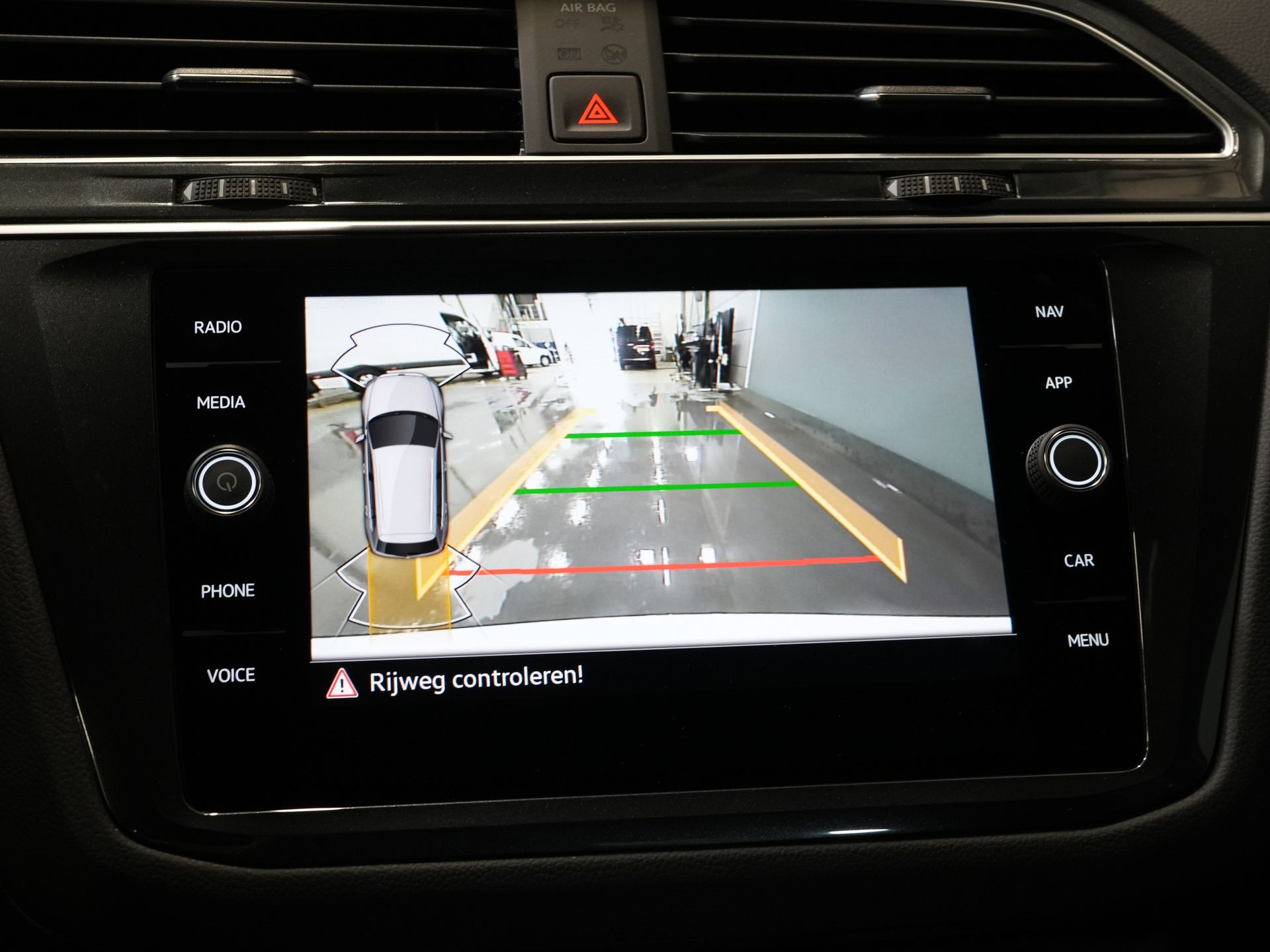 Volkswagen Tiguan SUV 1.4 TSI eHybrid R-Line (DEMO) Pano/ IQ-Light/ Head-Up/ Elek.Trekhaak/ Elek.Klep/ Adapt.Cruise/ Parelmoer/ Stoelverw./ Climate/ C 36
