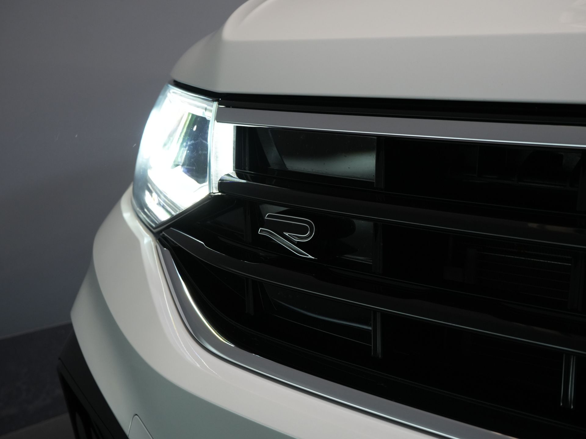 Volkswagen Tiguan SUV 1.4 TSI eHybrid R-Line (DEMO) Pano/ IQ-Light/ Head-Up/ Elek.Trekhaak/ Elek.Klep/ Adapt.Cruise/ Parelmoer/ Stoelverw./ Climate/ C 39