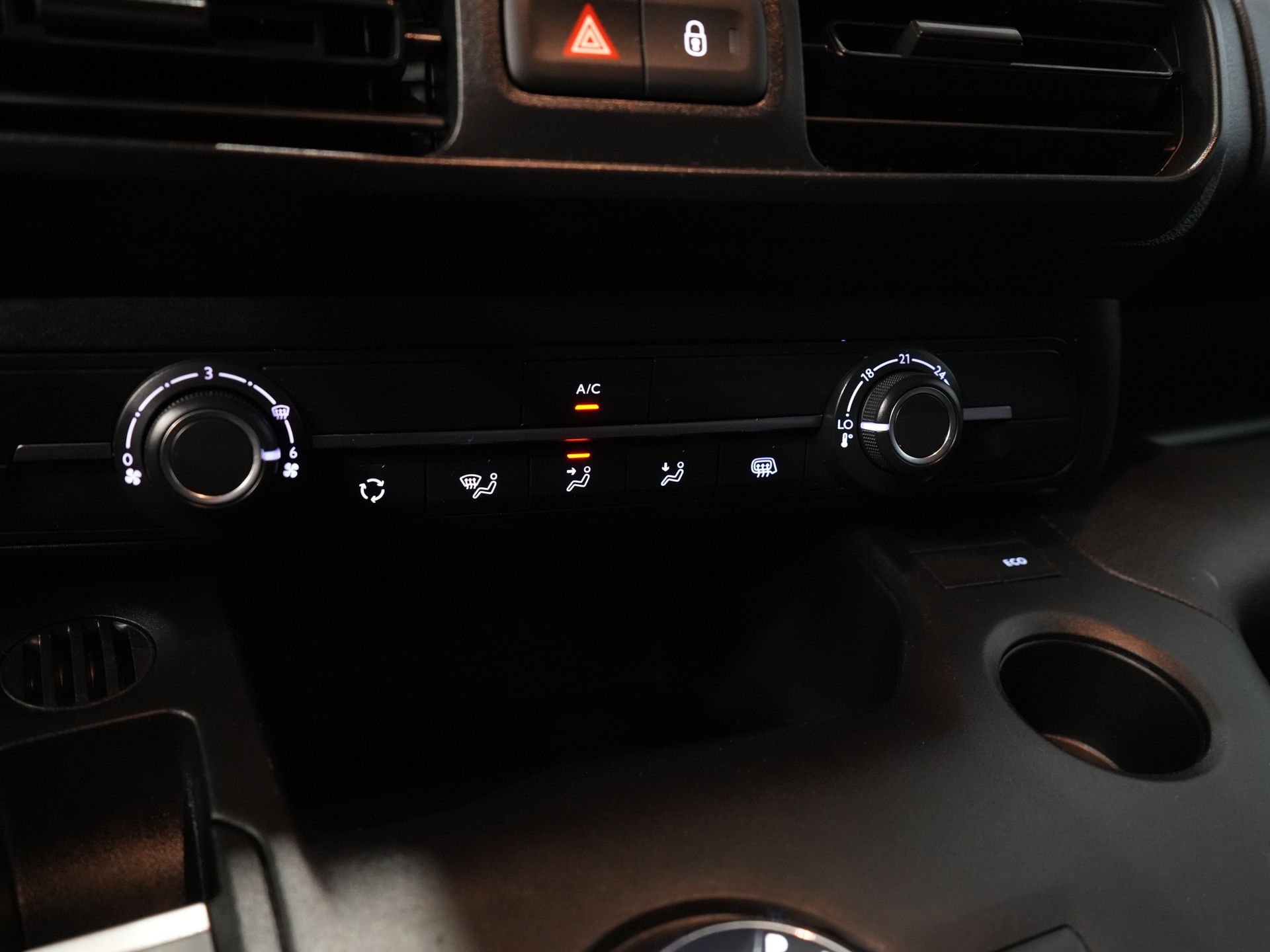 Toyota PROACE CITY Bestelbus 1.5 130 pk Aut. Carplay/ 3Pers./ Stoelverw./ Inrichting/ Camera/ Cruise/ Airco/ PDC/ Trekhaak 26