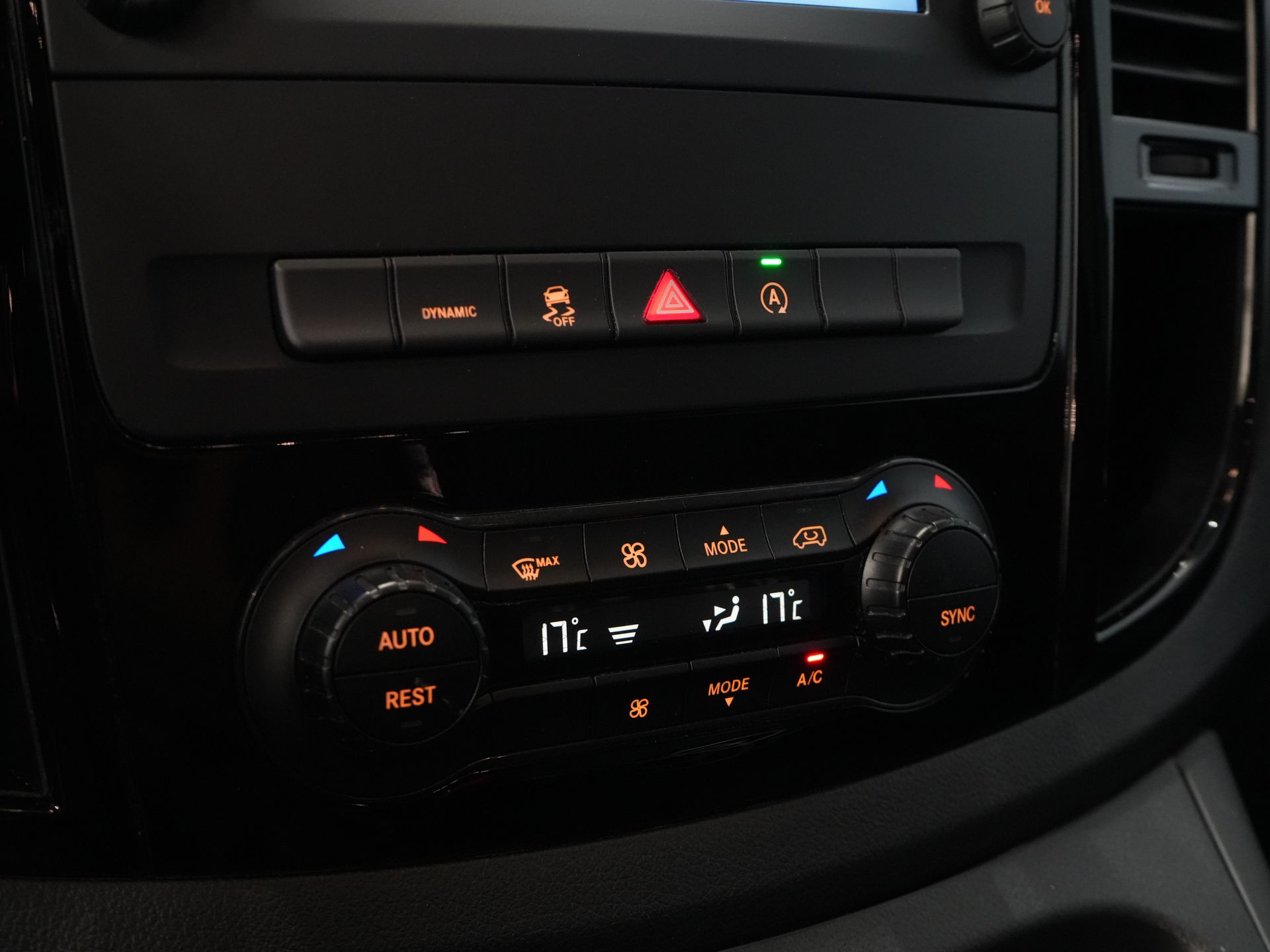 Mercedes-Benz Vito Bestelbus 119 CDI Aut. XL L3 DC Dubbel Cabine/ LED/ 2.5t Trekverm./ Alarm III/ Stoelverw./ Carplay/ Navi/ Camera/ Climate/ Cruise/ PDC/ 18 23