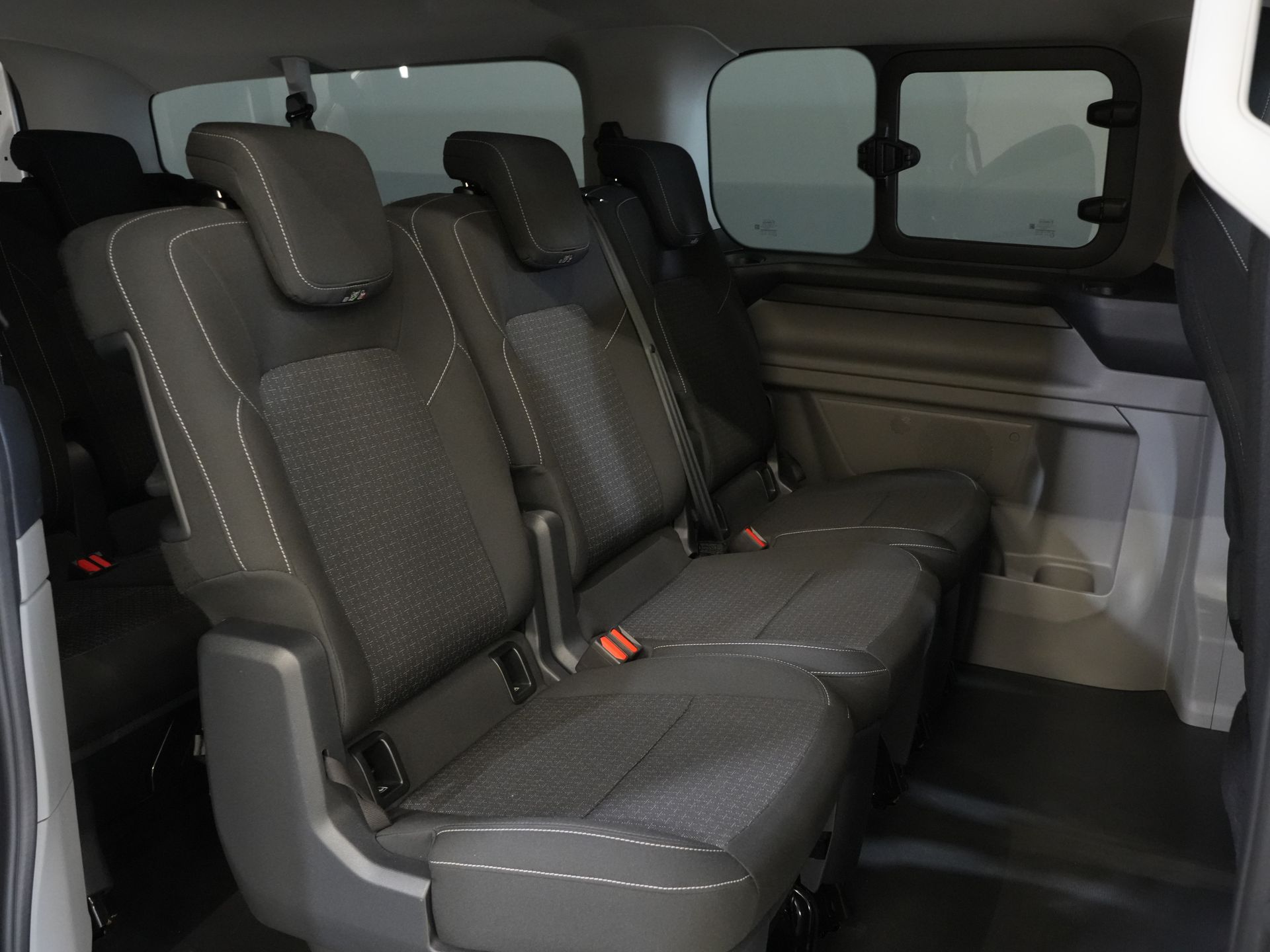 Ford E-Transit Custom Personenvervoer 320 km WLTP L2 Combi/ Kombi/ 9 pers./ LED/ Standkachel/ Stoelverw/ Stuurverw./ Carplay/ Camera/ Climate/ PDC/ Cruise 25