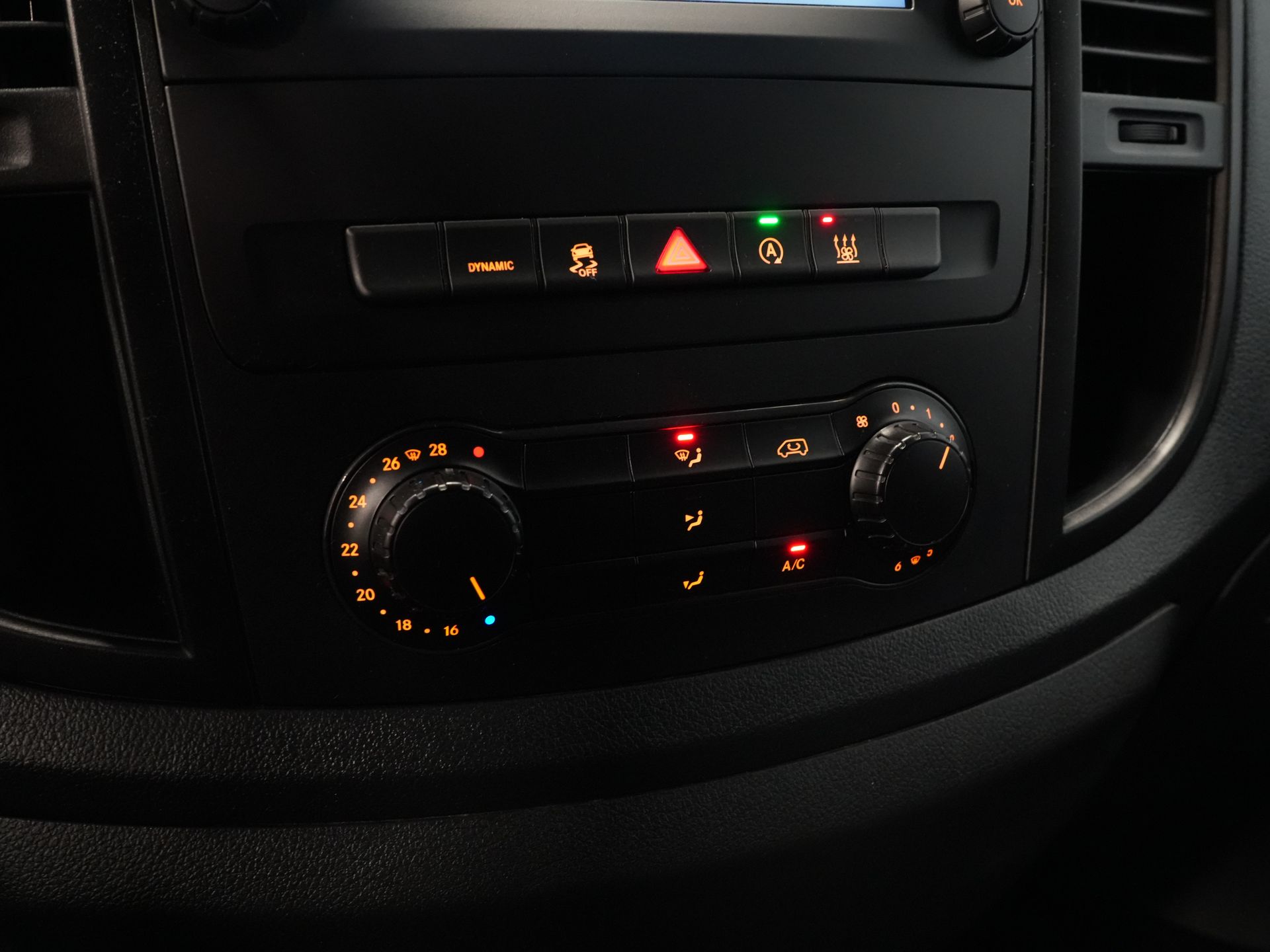Mercedes-Benz Vito Bestelbus 119 CDI Aut. L3 LED/ Carplay/ Stoelverw./ Standkachel/ Navi/ Cruise/ Camera/ Airco/ 17”LMV/ PDC/ Dakdragers/ Trekhaak 22