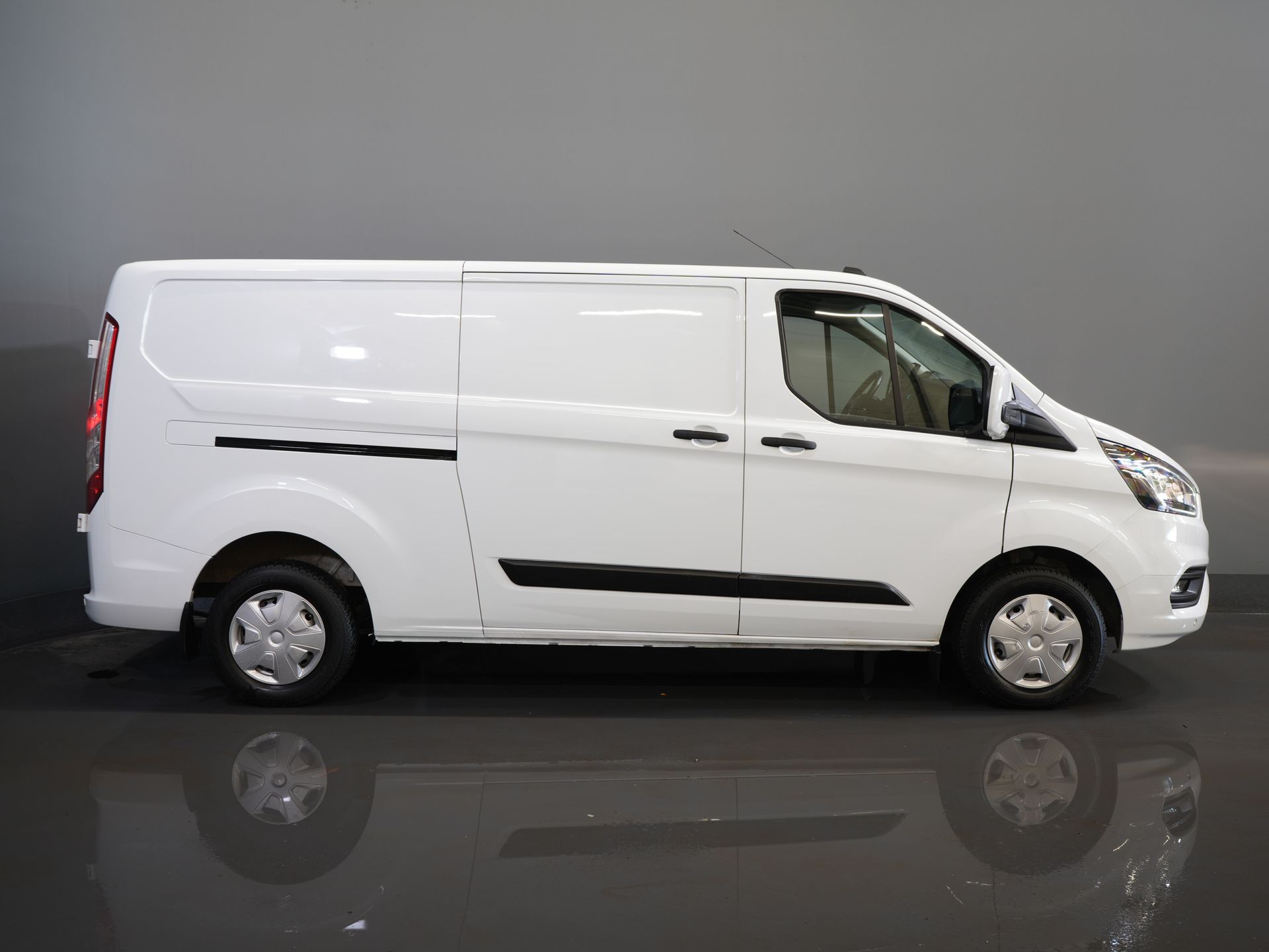Ford Transit Custom Bestelbus 2.0 TDCI L2 130 pk Trend 2.8t Trekverm./ Cruise/ PDC V+A/ DAB/ Airco 10