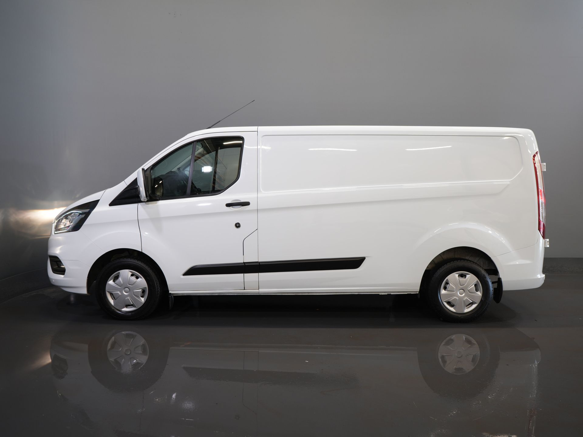 Ford Transit Custom Bestelbus 2.0 TDCI L2 130 pk Trend 2.8t Trekverm./ Cruise/ PDC V+A/ DAB/ Airco 9