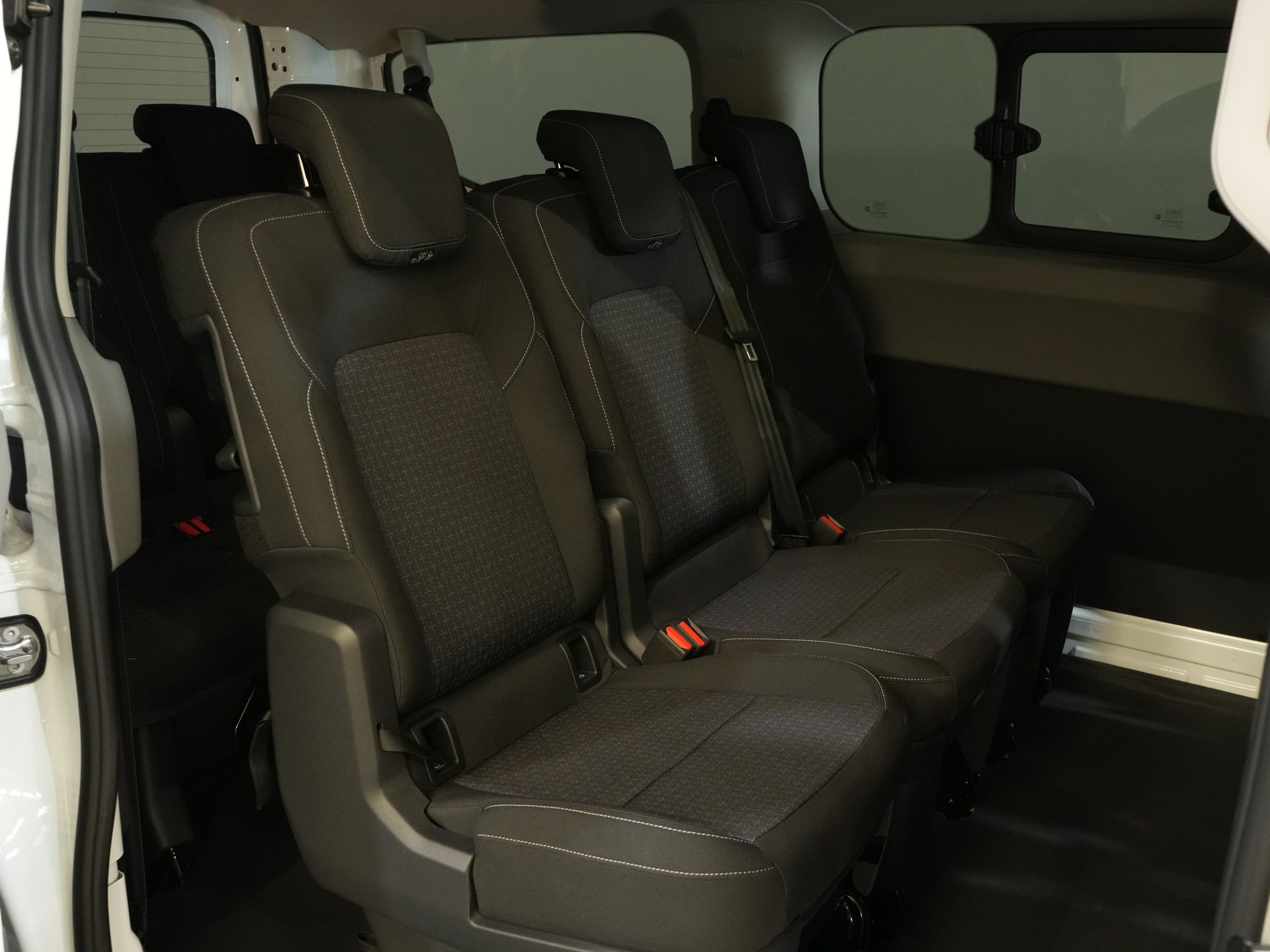Ford E-Transit Custom Personenvervoer Kombi Trend 71kWh 360 km WLTP (Excl. BTW/Incl. BPM) LED/ Standkachel/ Stoelverw./ Stuurverw./ Carplay/ 9 P/ 9 Persoons/ Combi/ C 25