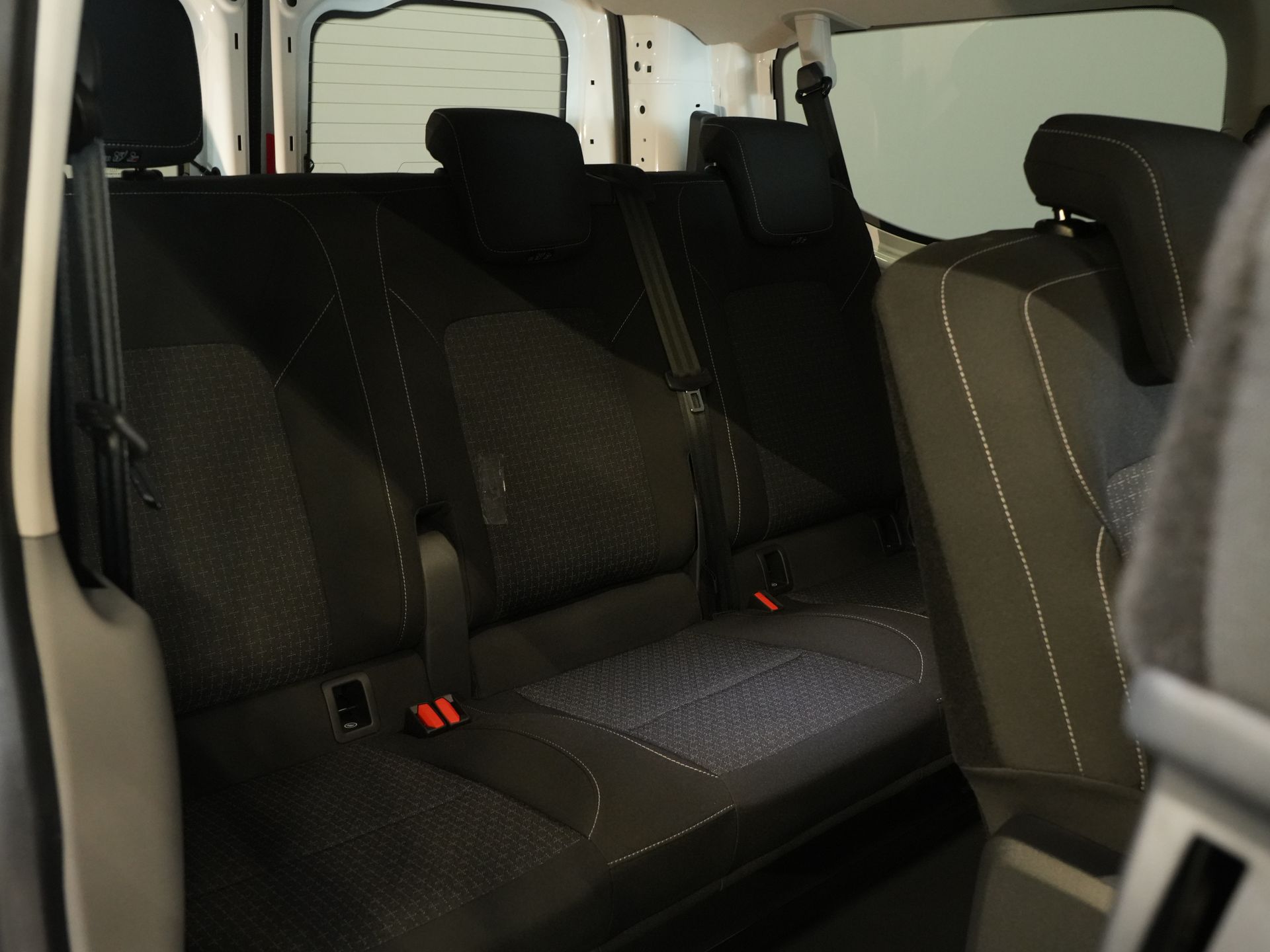 Ford E-Transit Custom Personenvervoer Kombi Trend 71kWh 360 km WLTP (Excl. BTW/Incl. BPM) LED/ Standkachel/ Stoelverw./ Stuurverw./ Carplay/ 9 P/ 9 Persoons/ Combi/ C 26