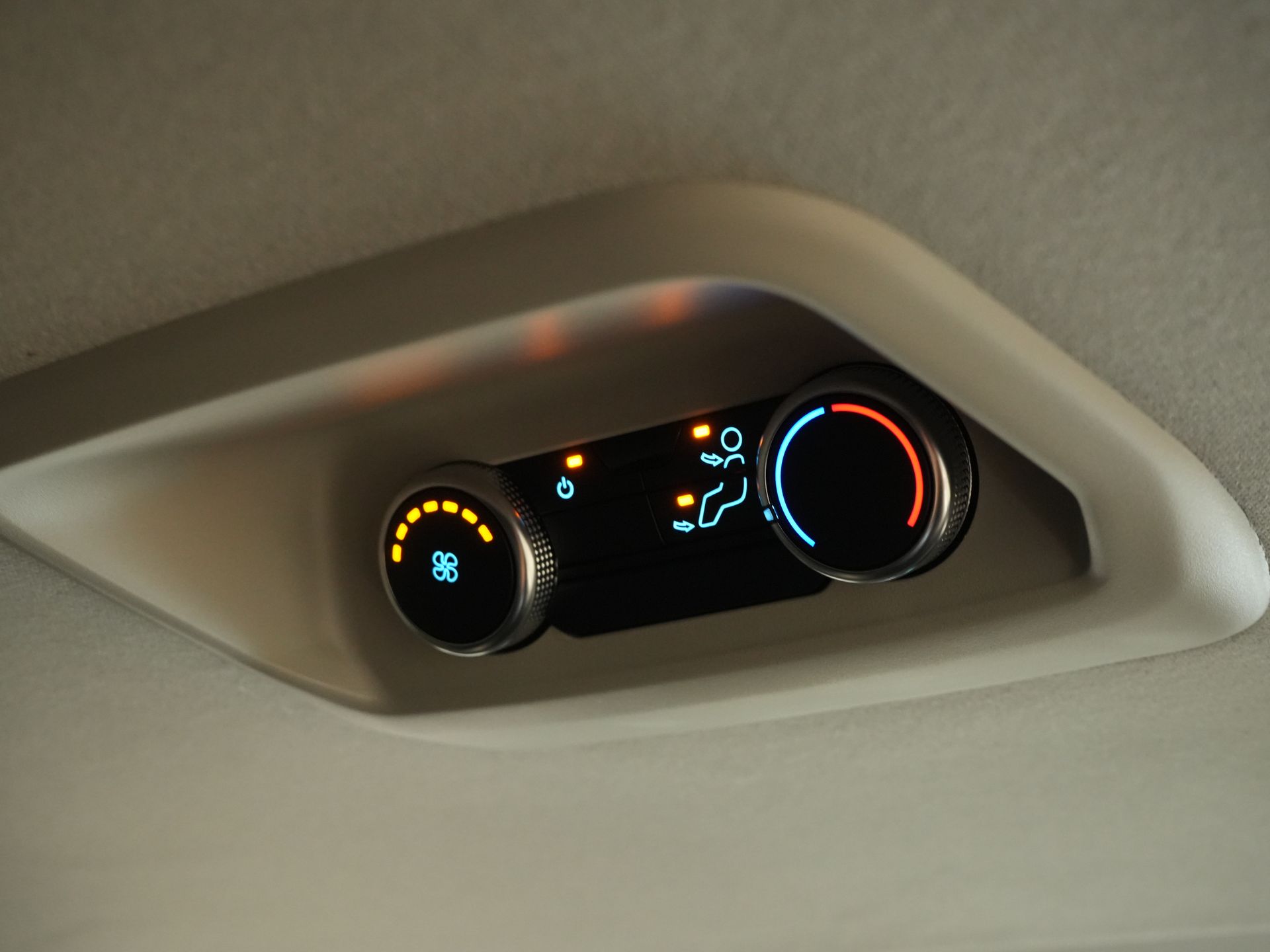 Ford E-Transit Custom Personenvervoer Kombi Trend 71kWh 360 km WLTP (Excl. BTW/Incl. BPM) LED/ Standkachel/ Stoelverw./ Stuurverw./ Carplay/ 9 P/ 9 Persoons/ Combi/ C 27