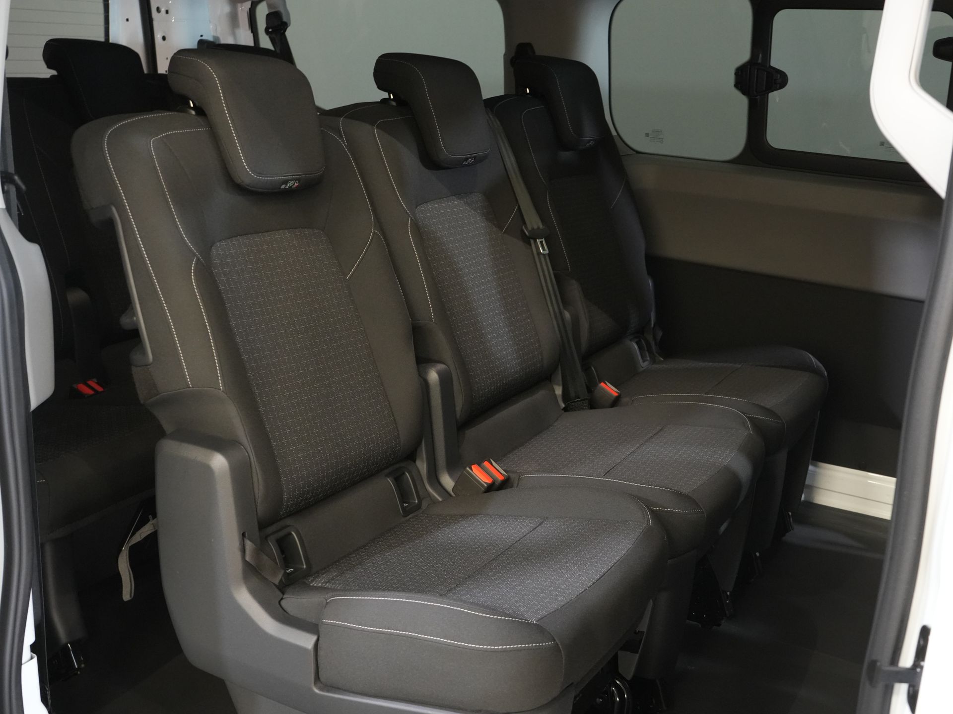 Ford E-Transit Custom Personenvervoer Kombi Trend 71kWh 360 km WLTP (Excl. BTW/Incl. BPM) LED/ Standkachel/ Stoelverw./ Stuurverw./ Carplay/ 9 P/ 9 Persoons/ Combi/ C 30