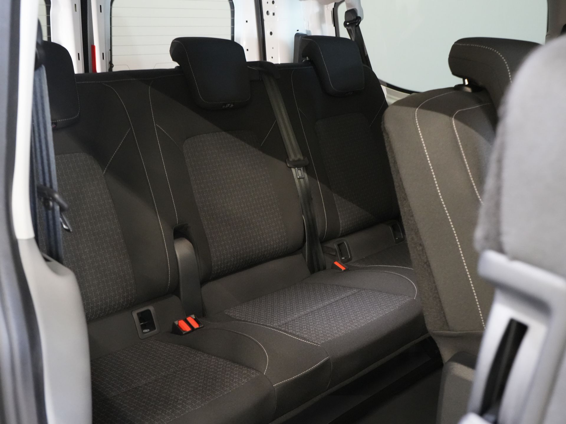 Ford E-Transit Custom Personenvervoer Kombi Trend 71kWh 360 km WLTP (Excl. BTW/Incl. BPM) LED/ Standkachel/ Stoelverw./ Stuurverw./ Carplay/ 9 P/ 9 Persoons/ Combi/ C 31