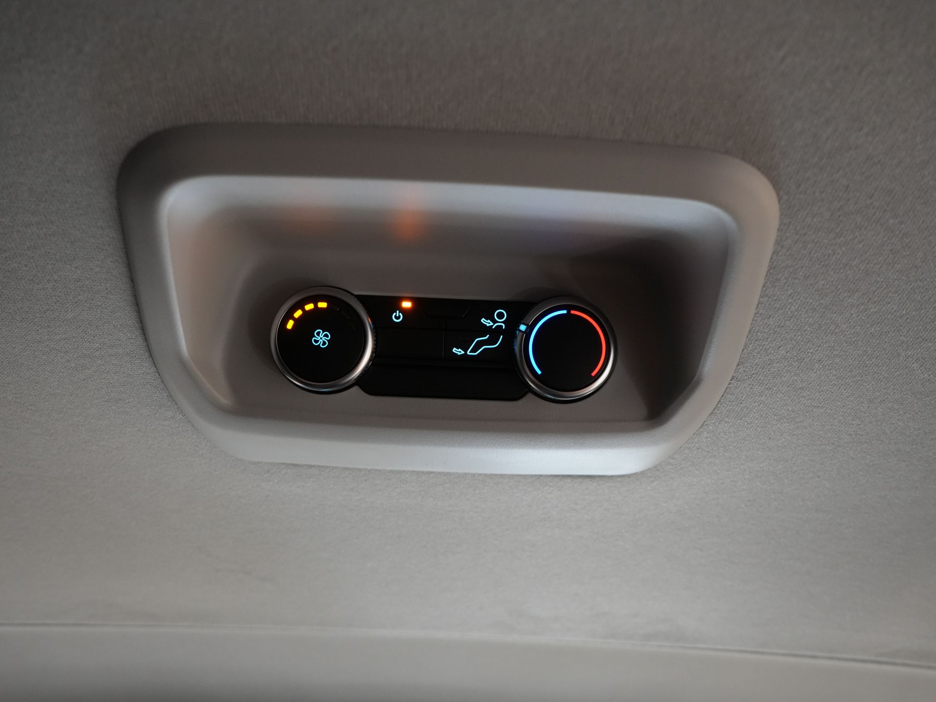 Ford E-Transit Custom Personenvervoer Kombi Trend 71kWh 360 km WLTP (Excl. BTW/Incl. BPM) LED/ Standkachel/ Stoelverw./ Stuurverw./ Carplay/ 9 P/ 9 Persoons/ Combi/ C 32