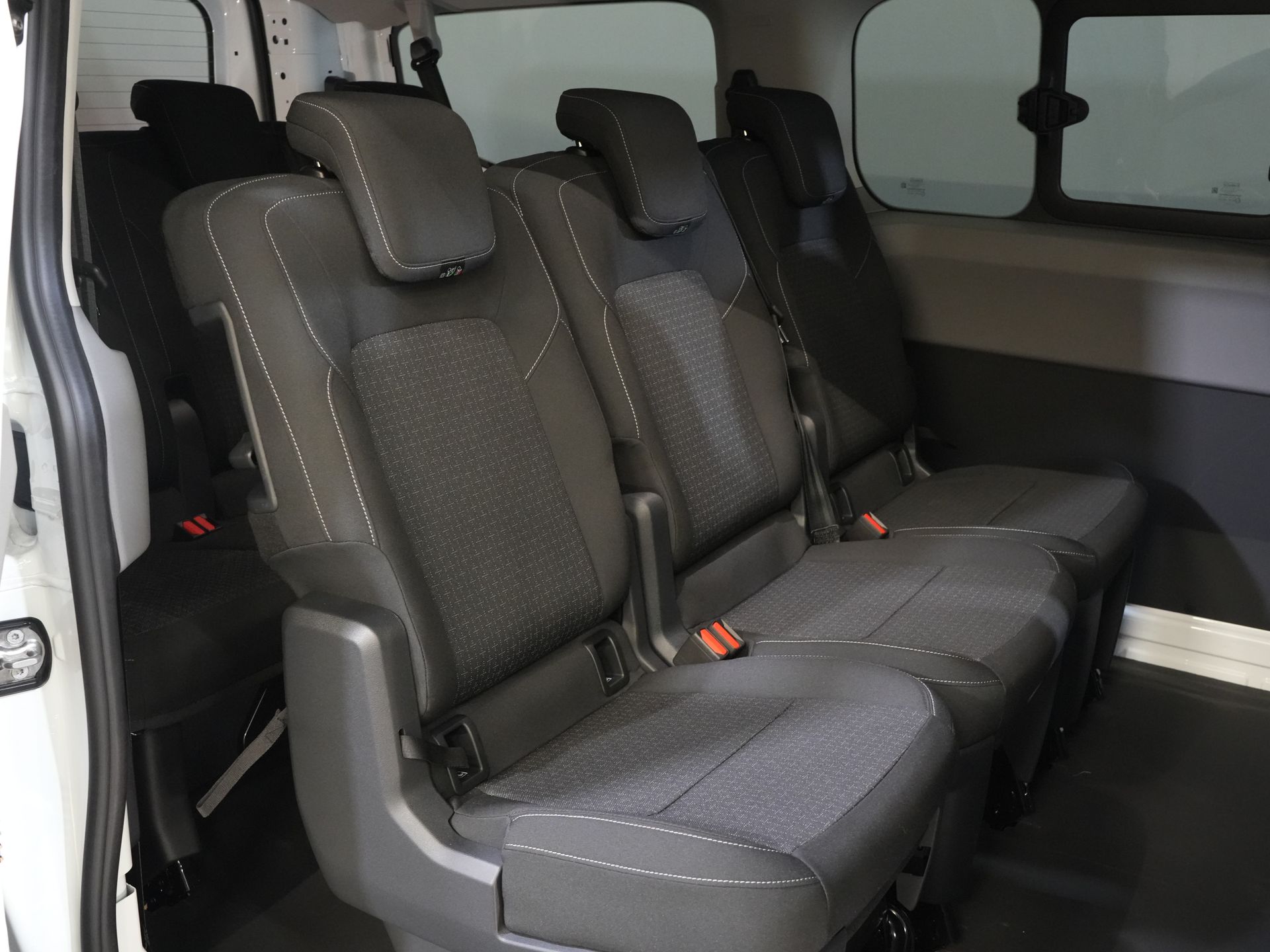 Ford E-Transit Custom Personenvervoer Kombi Trend 71kWh 360 km WLTP (Excl. BTW/Incl. BPM) LED/ Standkachel/ Stoelverw./ Stuurverw./ Carplay/ 9 P/ 9 Persoons/ Combi/ C 29