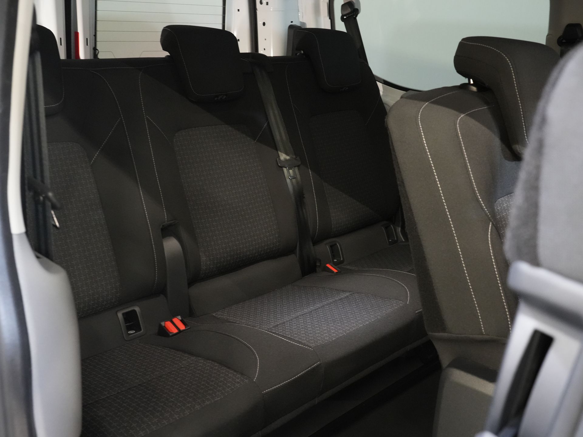 Ford E-Transit Custom Personenvervoer Kombi Trend 71kWh 360 km WLTP (Excl. BTW/Incl. BPM) LED/ Standkachel/ Stoelverw./ Stuurverw./ Carplay/ 9 P/ 9 Persoons/ Combi/ C 30