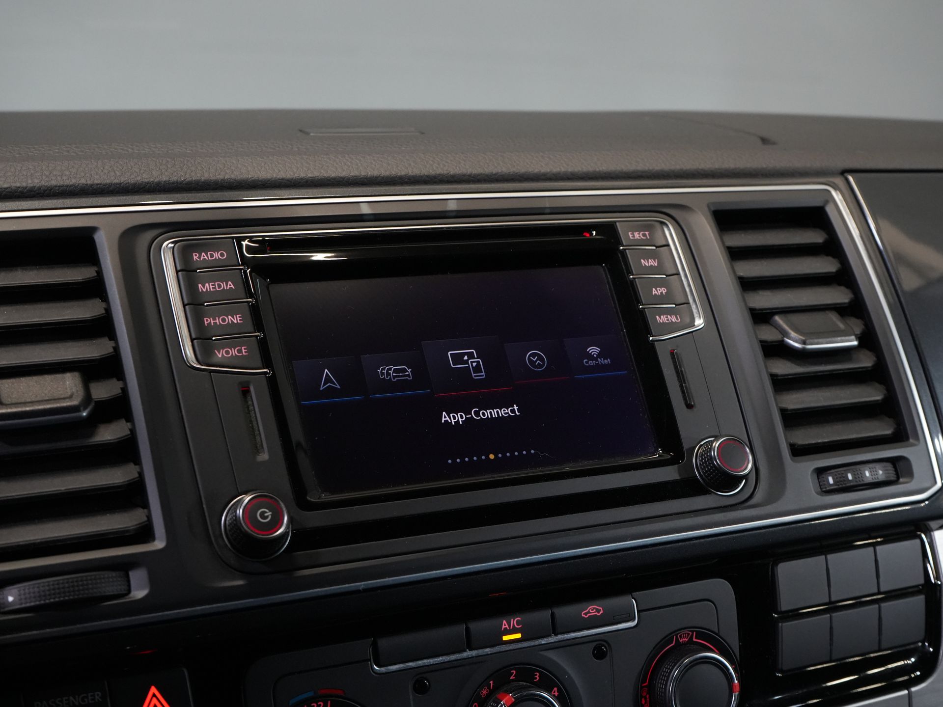 Volkswagen Transporter Bestelbus 2.0 TDI 150 pk DSG Aut. L2 LED/ Adapt.Cruise/ Alarm III/ 2.5t trekverm./ Carplay/ Navi/ Camera/ PDC/ LMV/ Airco 24