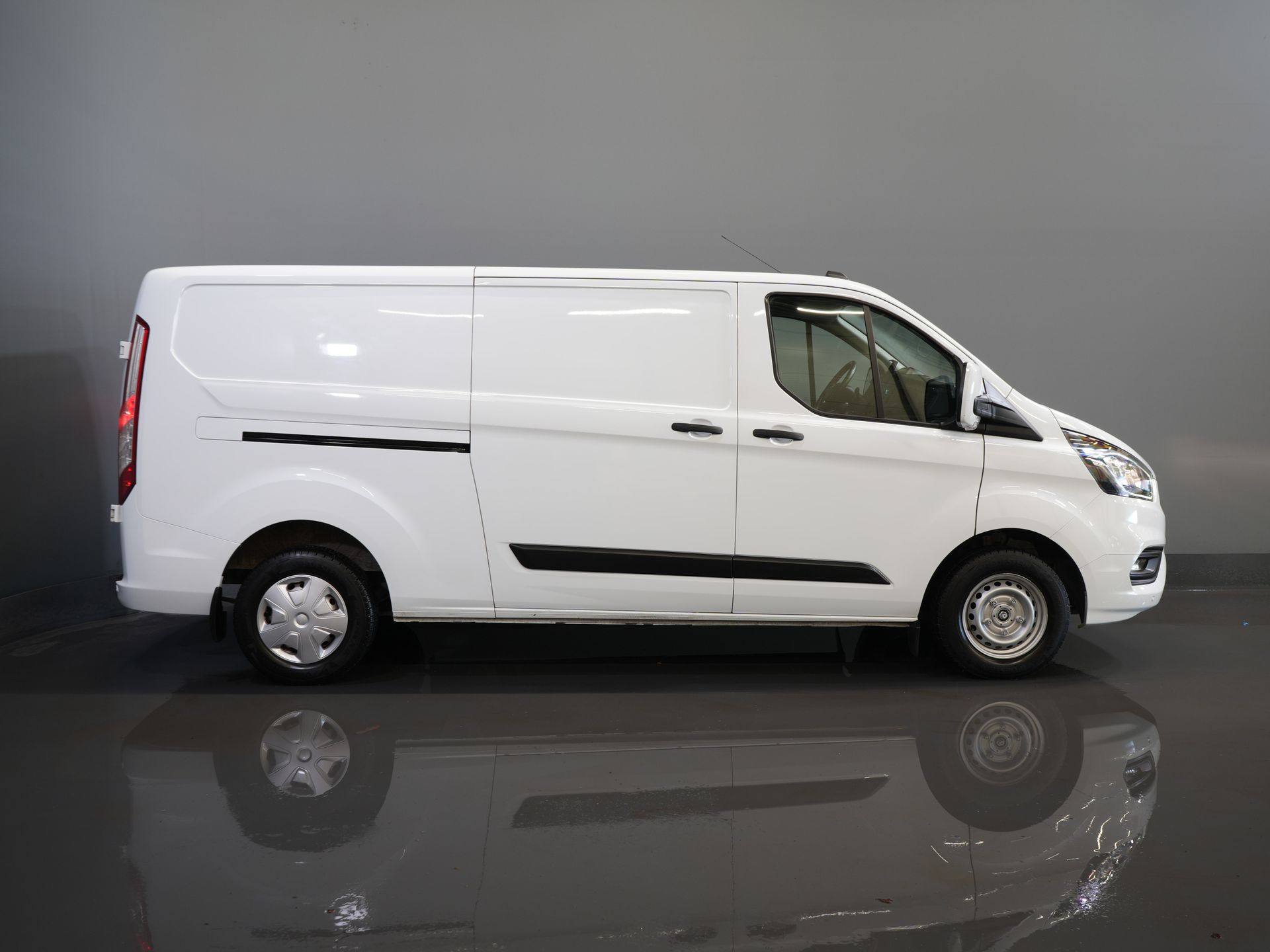 Ford Transit Custom Bestelbus 2.0 TDCI L2 130 pk Trend 2.8t Trekverm./ Cruise/ PDC V+A/ DAB/ Airco 10