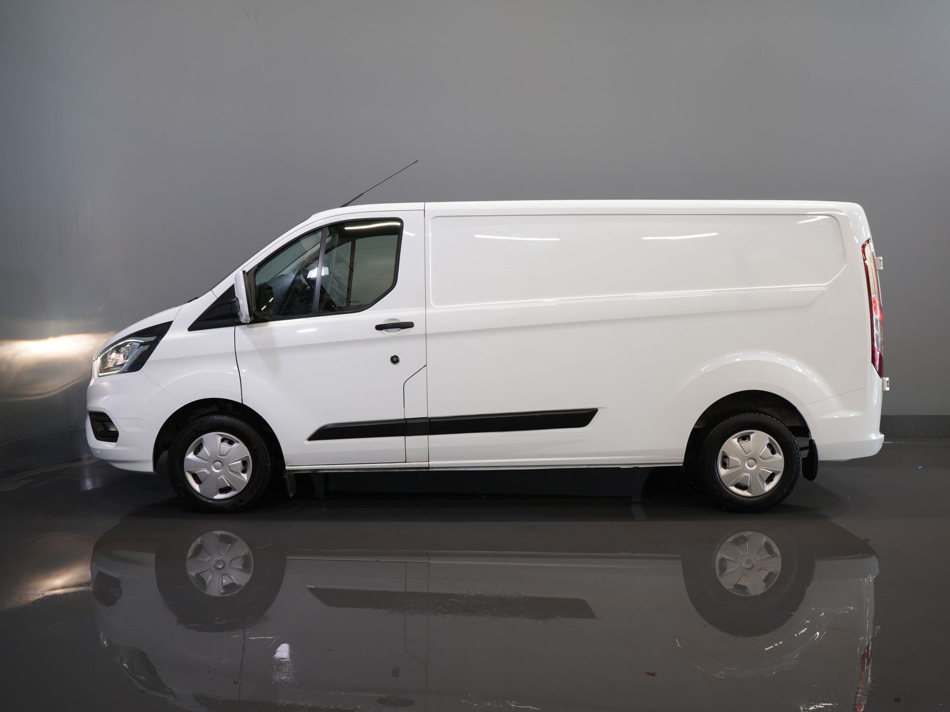 Ford Transit Custom Bestelbus 2.0 TDCI L2 130 pk Trend 2.8t Trekverm./ Cruise/ PDC V+A/ DAB/ Airco 9