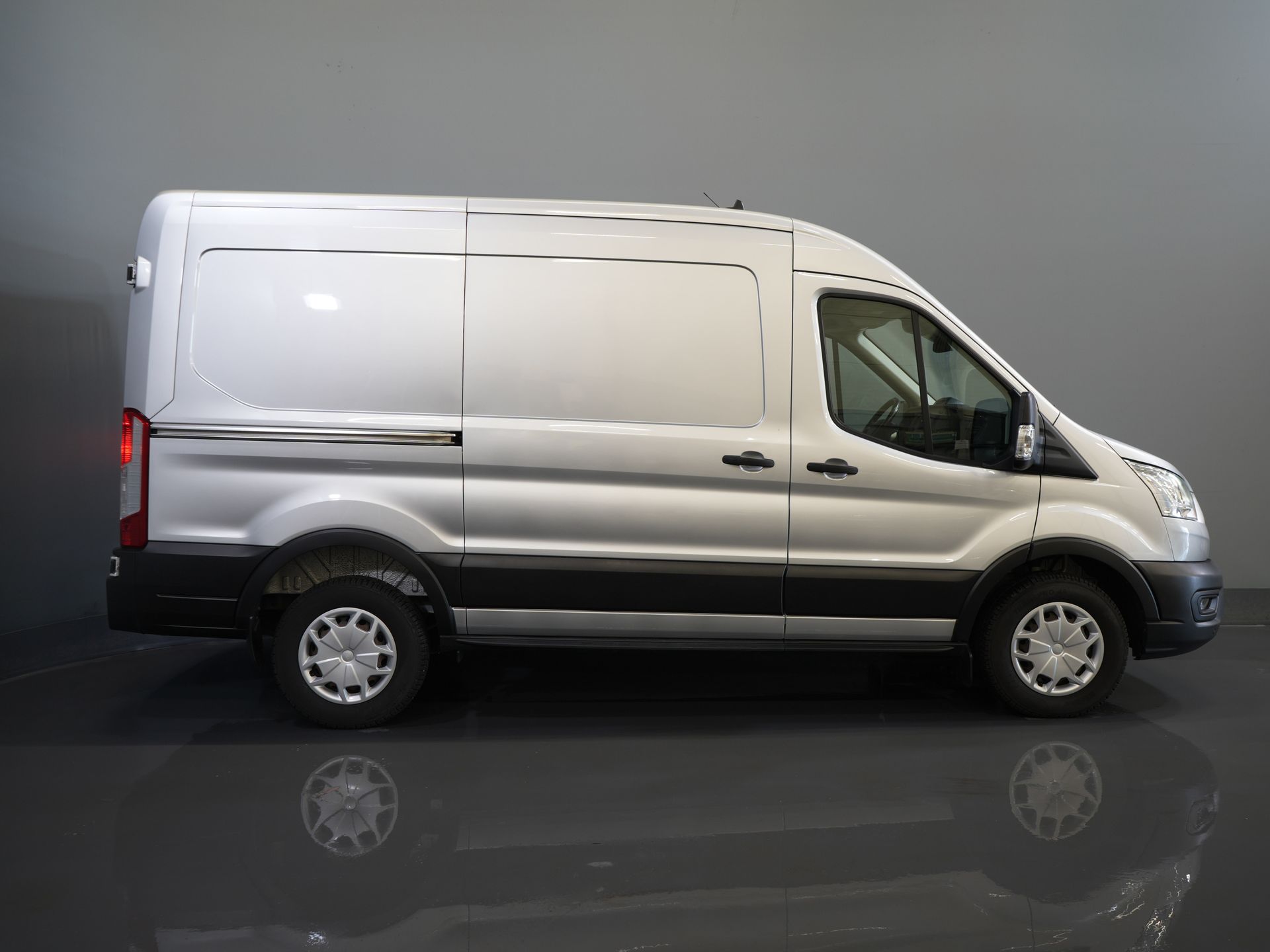 Ford Transit Bestelbus 350 2.0 TDCI 130 pk L2H2 Trend Inrichting/ Cruise/ PDC/ DAB/ Airco 10