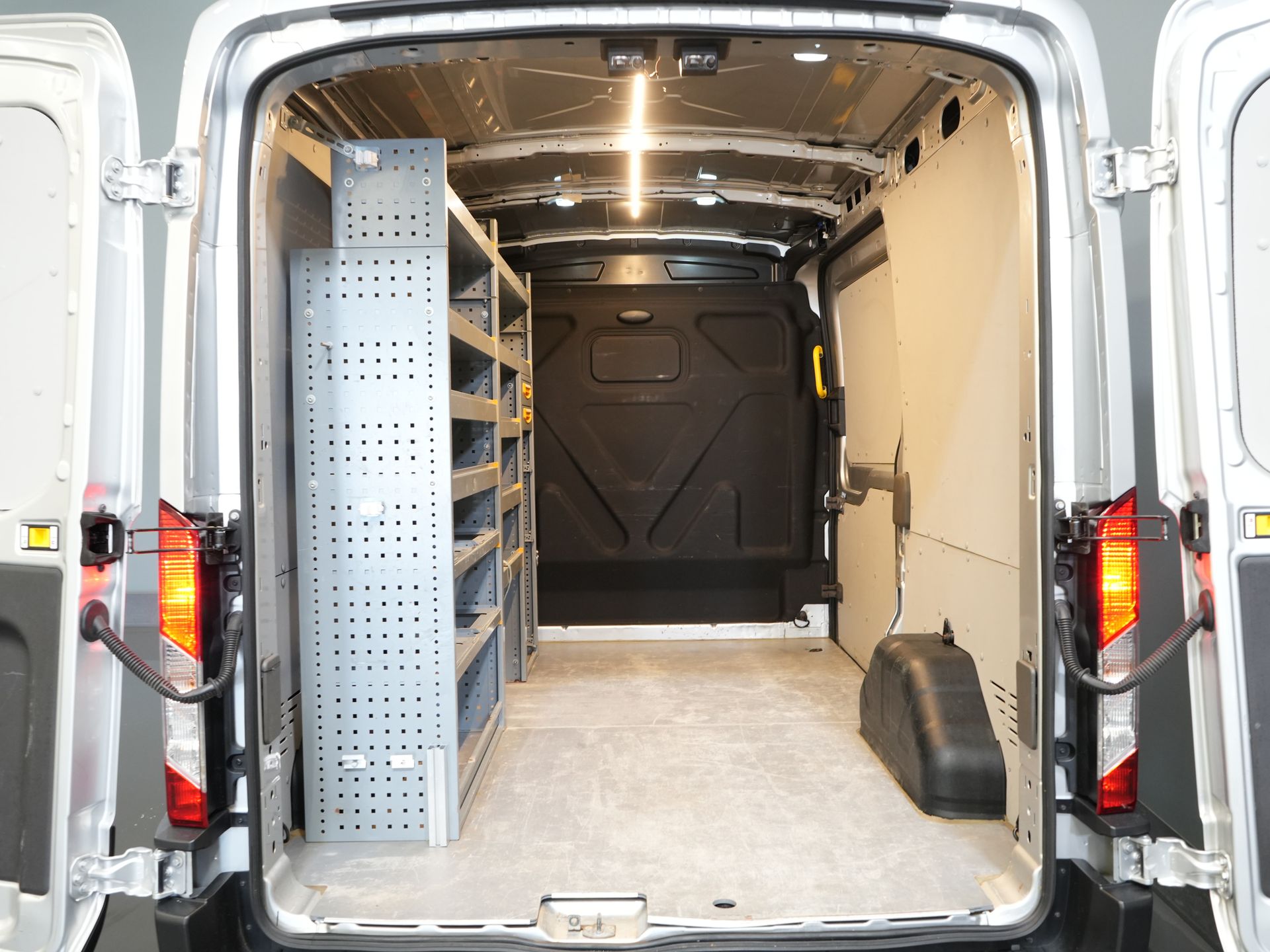 Ford Transit Bestelbus 350 2.0 TDCI 130 pk L2H2 Trend Inrichting/ Cruise/ PDC/ DAB/ Airco 14