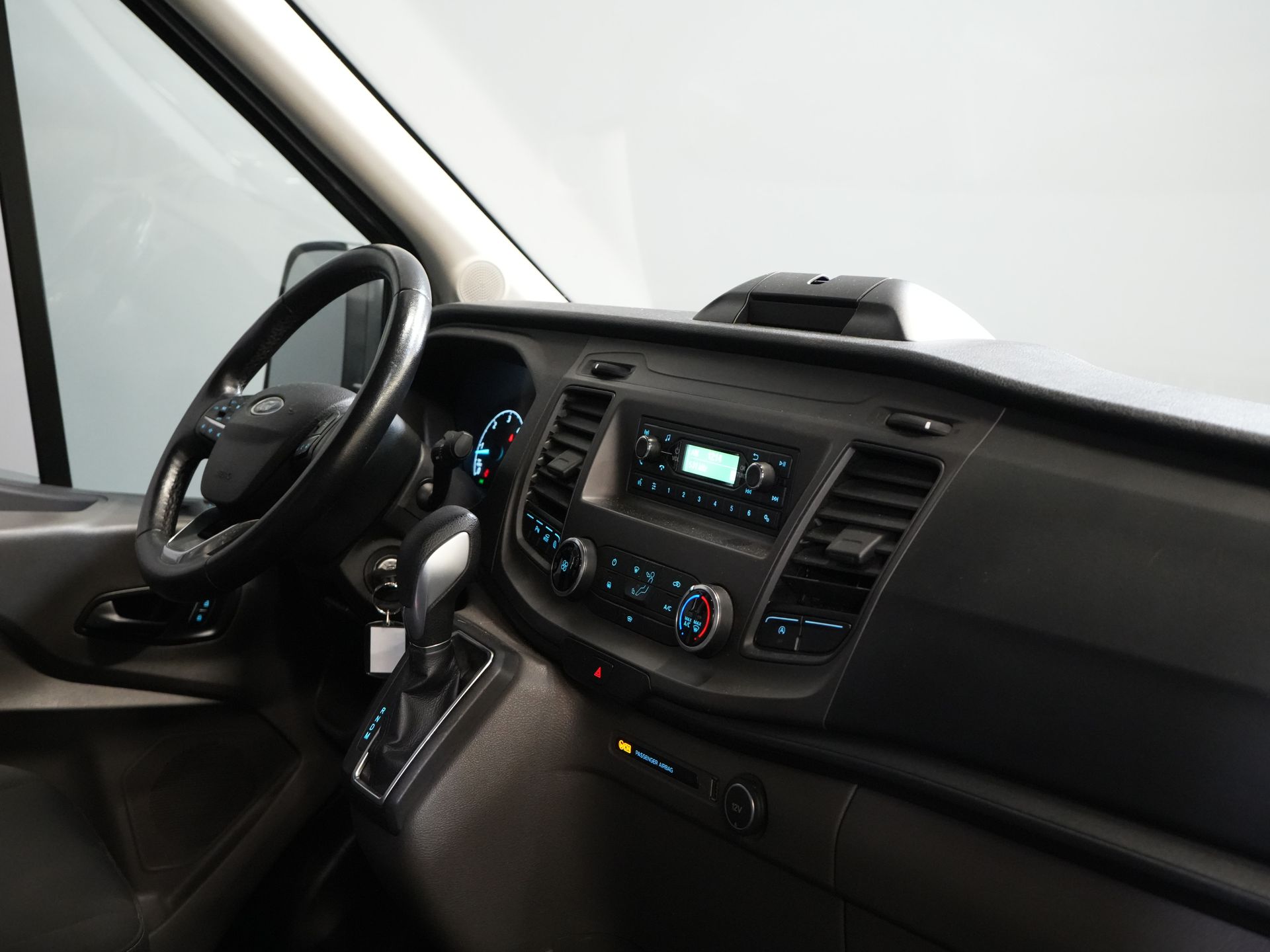 Ford Transit Bestelbus 350 2.0 TDCI 130 pk L2H2 Trend Inrichting/ Cruise/ PDC/ DAB/ Airco 2