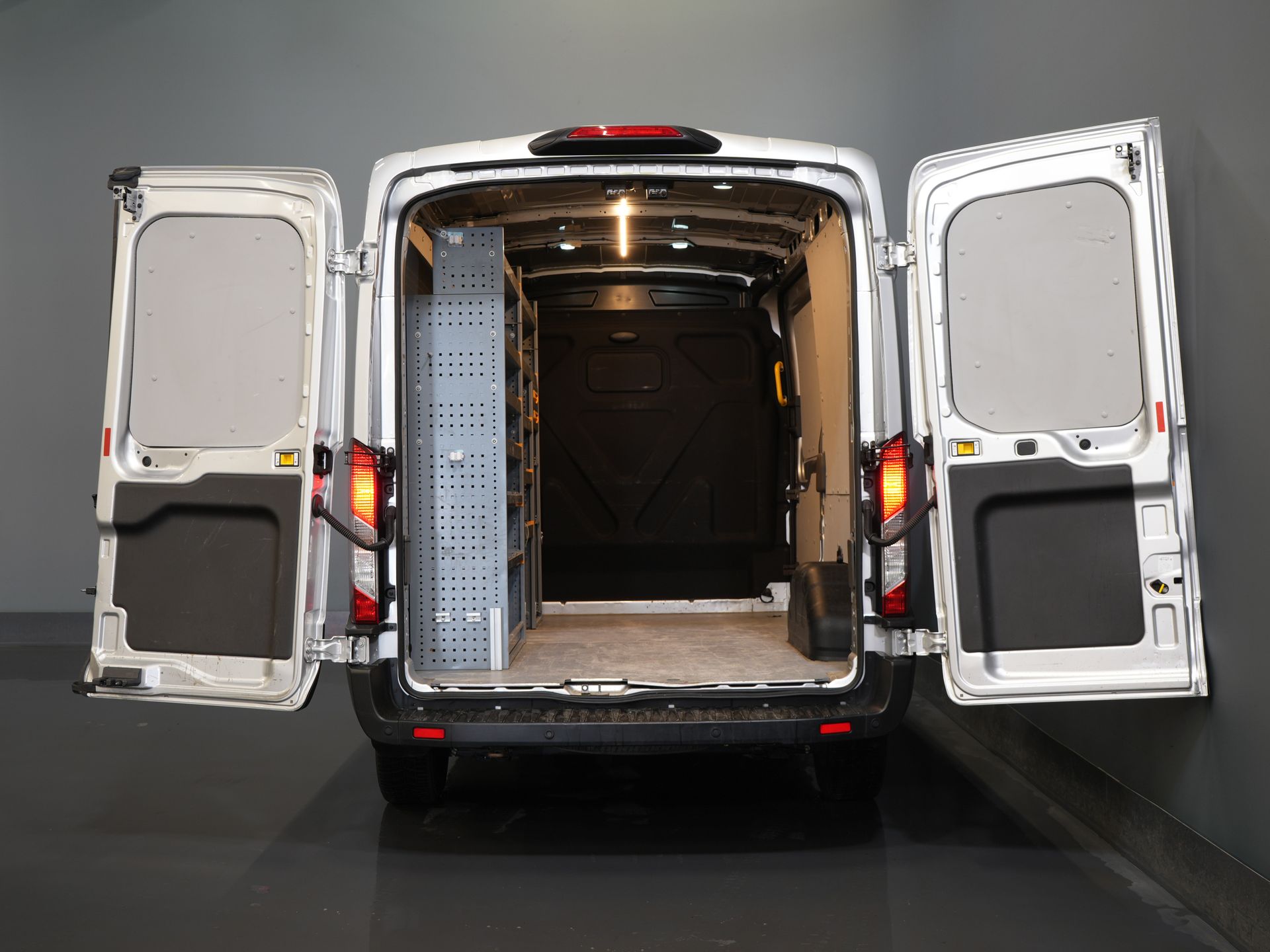 Ford Transit Bestelbus 350 2.0 TDCI 130 pk L2H2 Trend Inrichting/ Cruise/ PDC/ DAB/ Airco 4