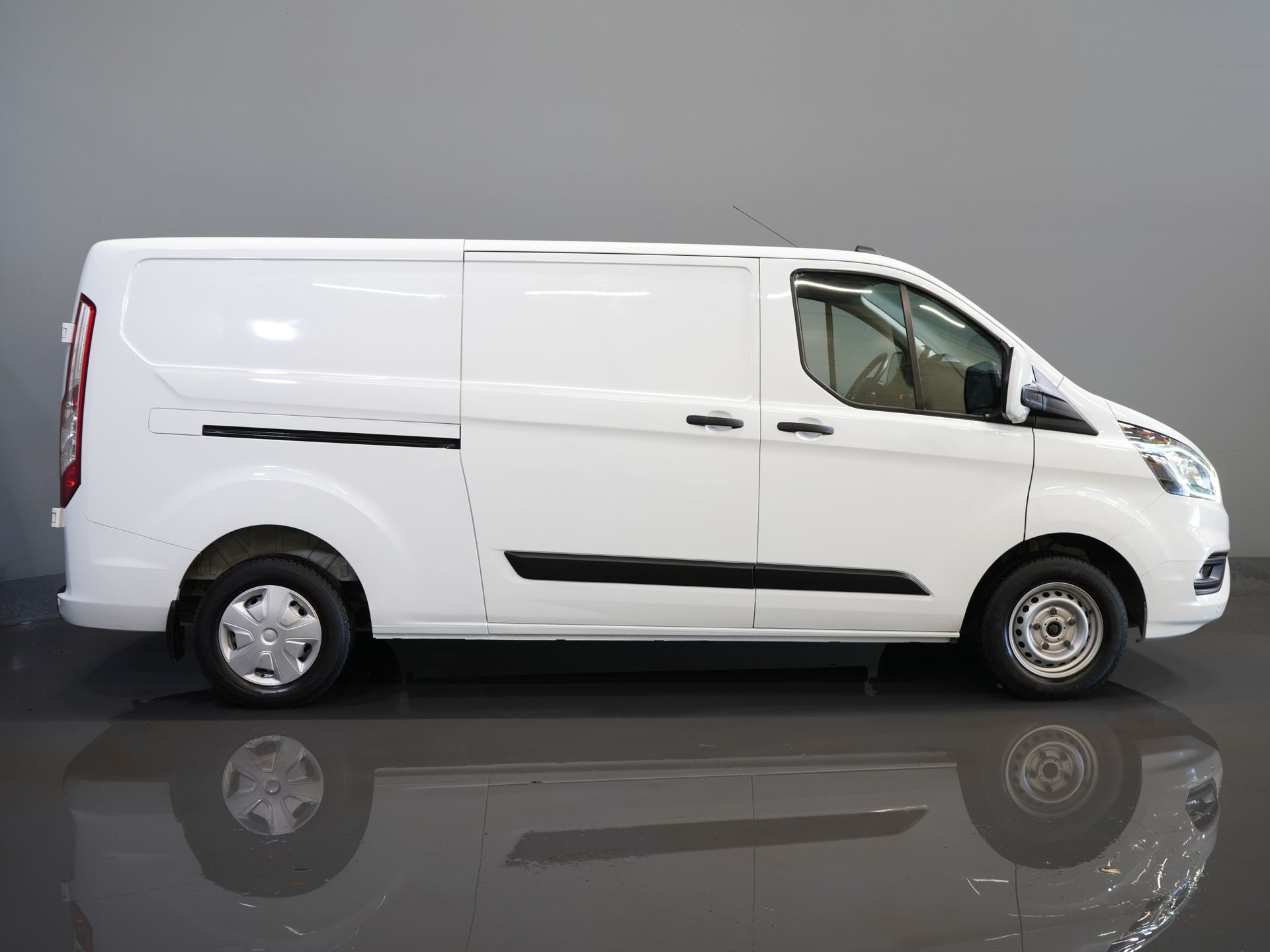 Ford Transit Custom Bestelbus 2.0 TDCI L2 130 pk Trend 2.8t Trekverm./ Cruise/ PDC V+A/ DAB/ Airco 10