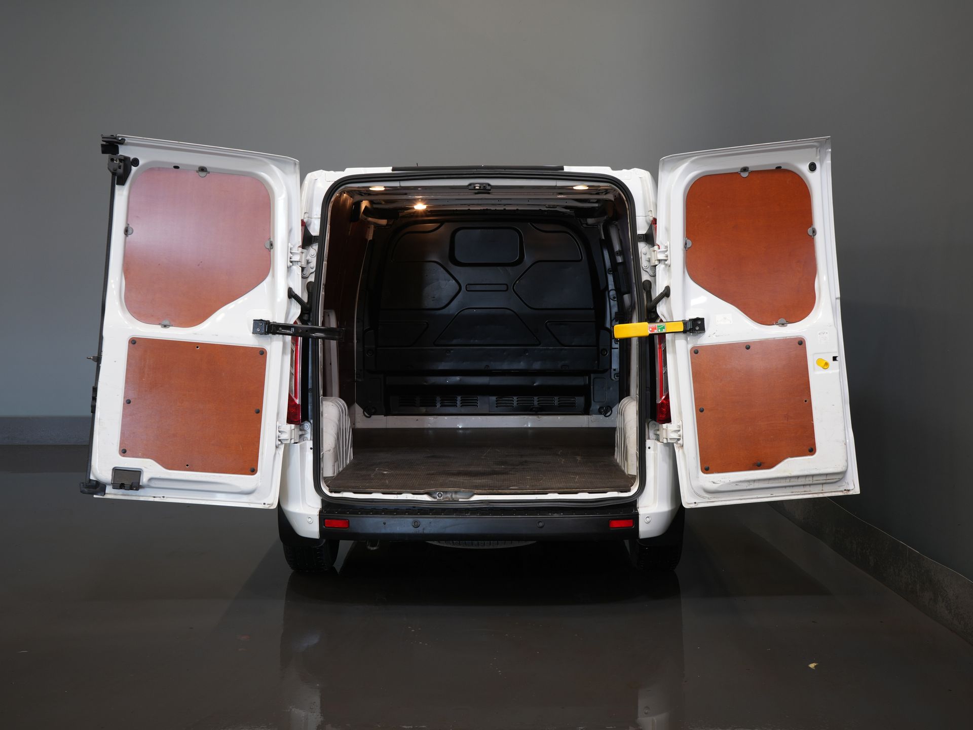 Ford Transit Custom Bestelbus 2.0 TDCI L2 130 pk Trend 2.8t Trekverm./ Cruise/ PDC V+A/ DAB/ Airco 4