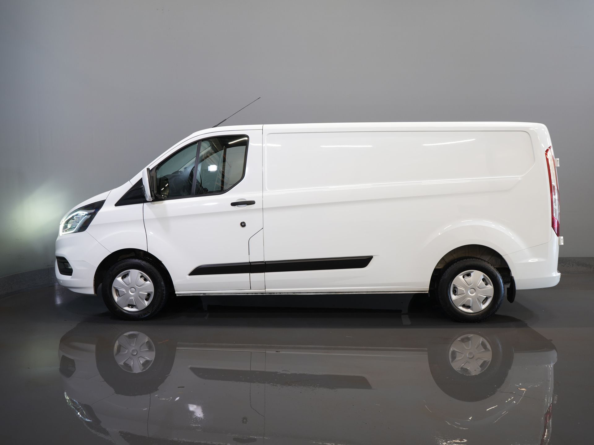 Ford Transit Custom Bestelbus 2.0 TDCI L2 130 pk Trend 2.8t Trekverm./ Cruise/ PDC V+A/ DAB/ Airco 9