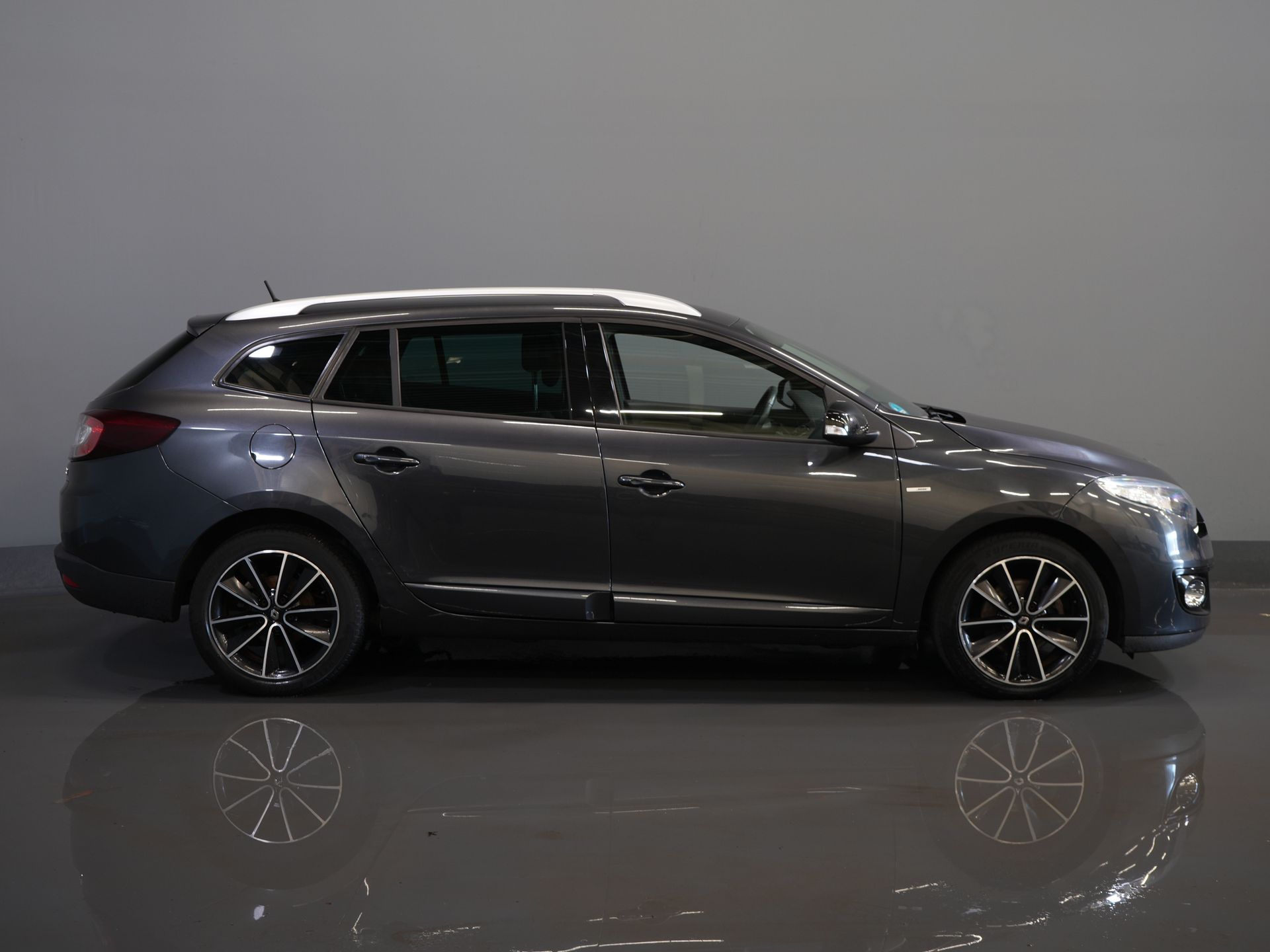 Renault Mégane Stationwagon Estate 1.5 dCi Bose/ Climate/ LMV/ Cruise/ PDC 10