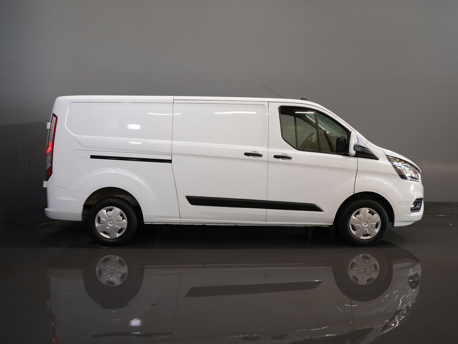 Ford Transit Custom Bestelbus 2.0 TDCI L2 130 pk Trend 2.8t Trekverm./ Cruise/ PDC V+A/ DAB/ Airco 10