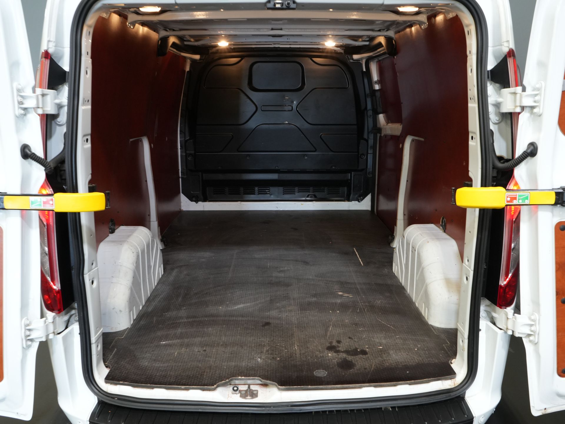 Ford Transit Custom Bestelbus 2.0 TDCI L2 130 pk Trend 2.8t Trekverm./ Cruise/ PDC V+A/ DAB/ Airco 14