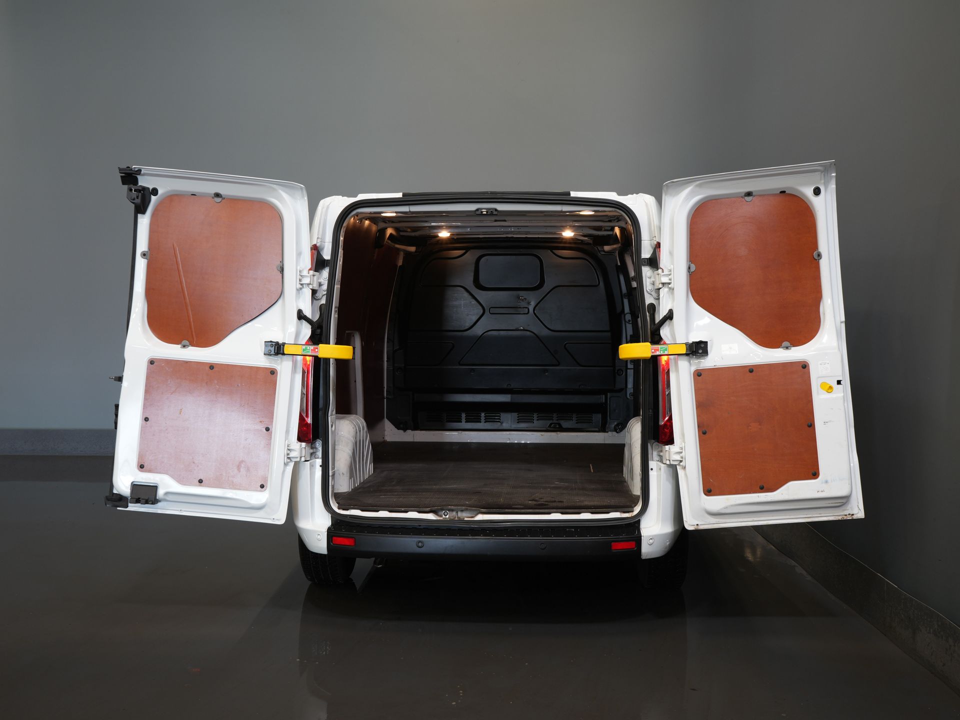 Ford Transit Custom Bestelbus 2.0 TDCI L2 130 pk Trend 2.8t Trekverm./ Cruise/ PDC V+A/ DAB/ Airco 4