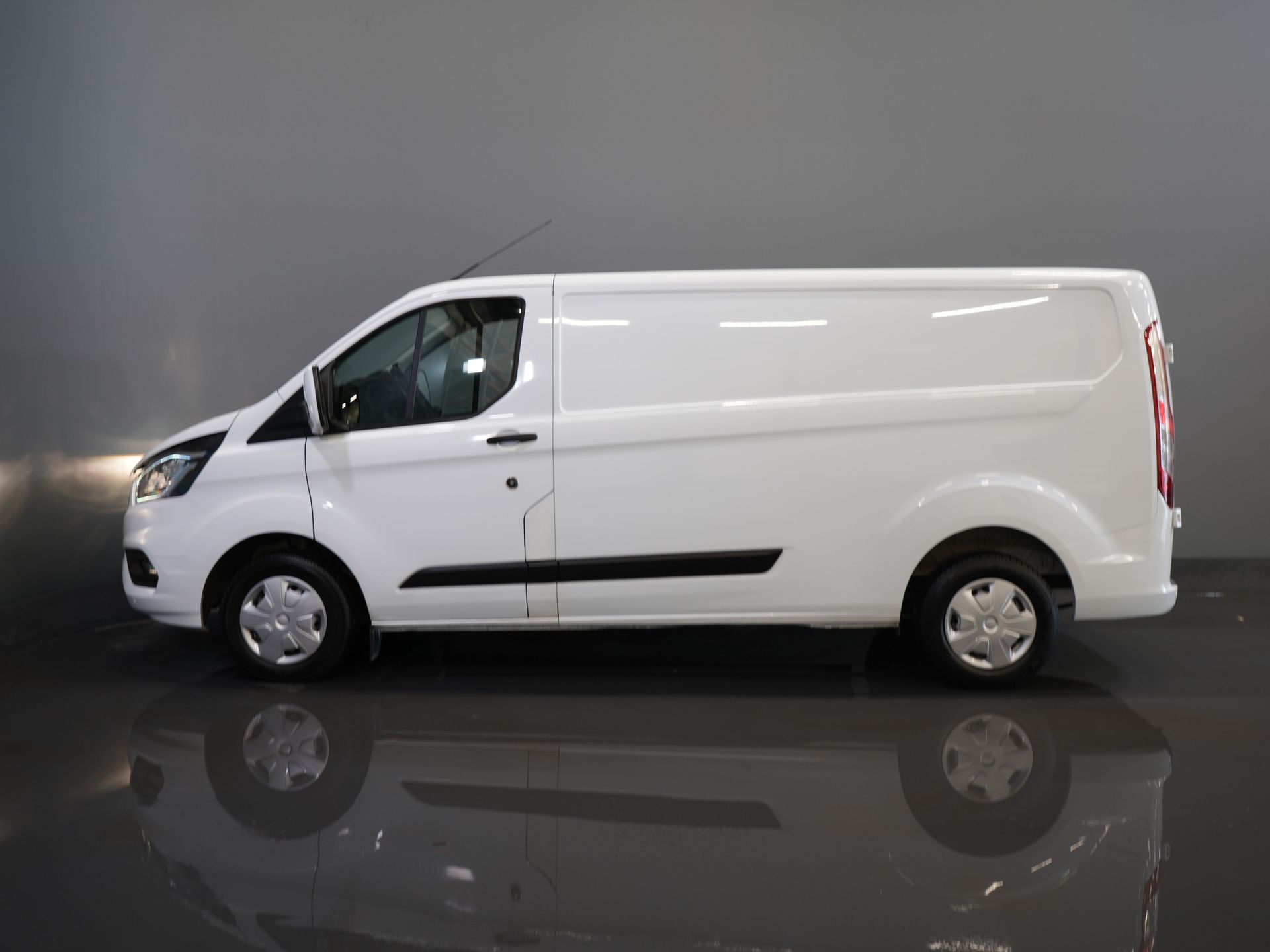 Ford Transit Custom Bestelbus 2.0 TDCI L2 130 pk Trend 2.8t Trekverm./ Cruise/ PDC V+A/ DAB/ Airco 9