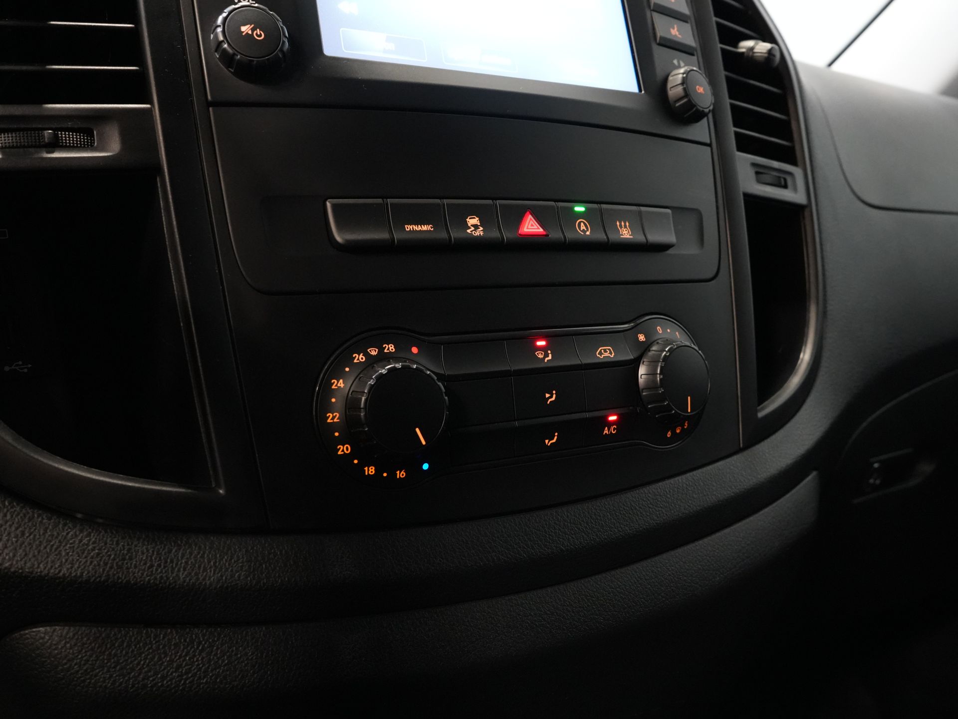 Mercedes-Benz Vito Bestelbus 116 CDI Aut. L2 LED/ Standkachel/ Stoelverw./ Carplay/ Camera/ Cruise/ Trekhaak/ Airco 24