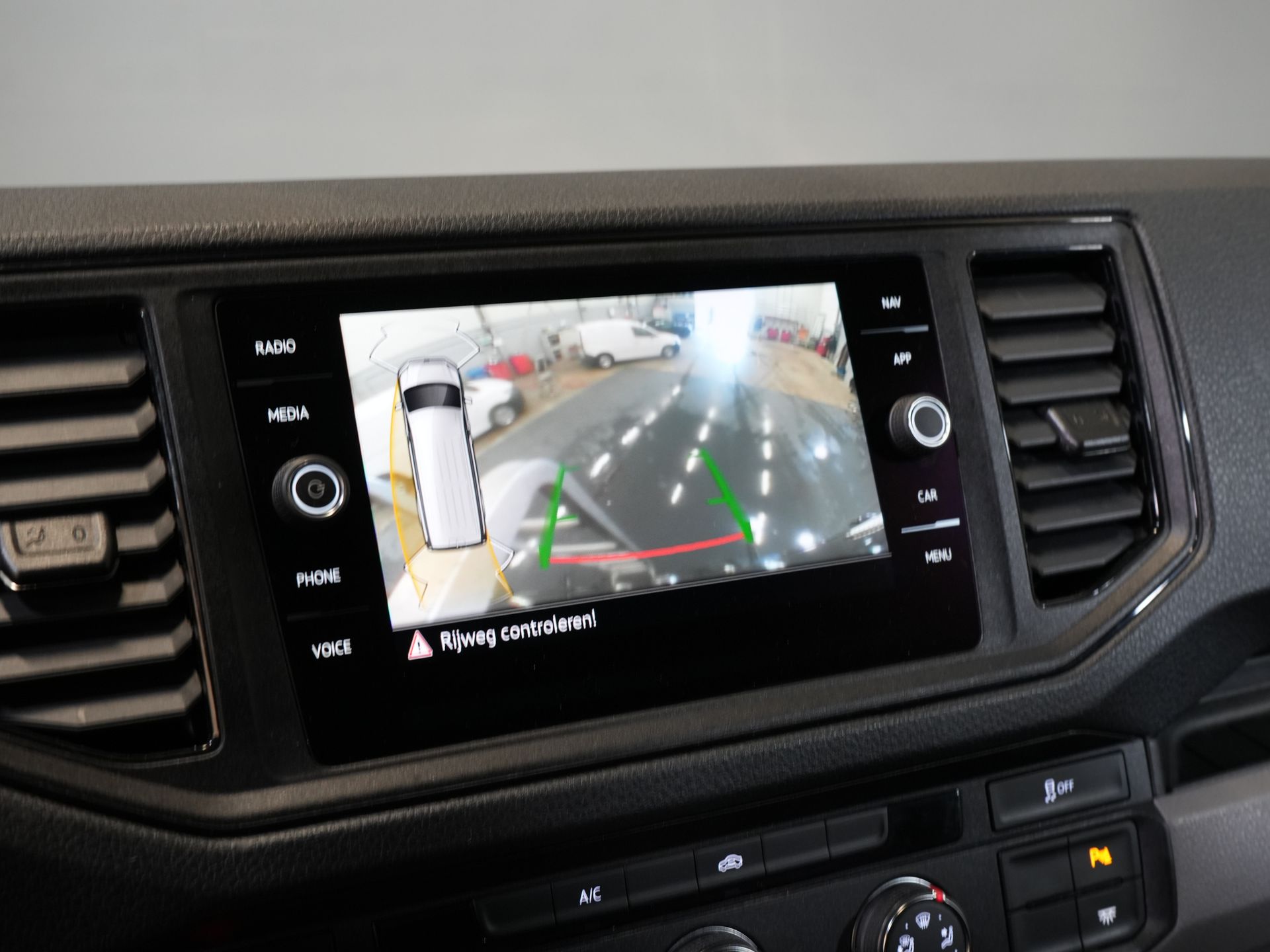 Volkswagen Crafter Bestelbus 35 2.0 TDI 180 pk DSG Aut. L3H3 Imperiaal + Trap/ 270Gr.deuren/ Gev.stoel/ Carplay/ Navi/ Camera/ PDC/ Cruise/ Airco 22