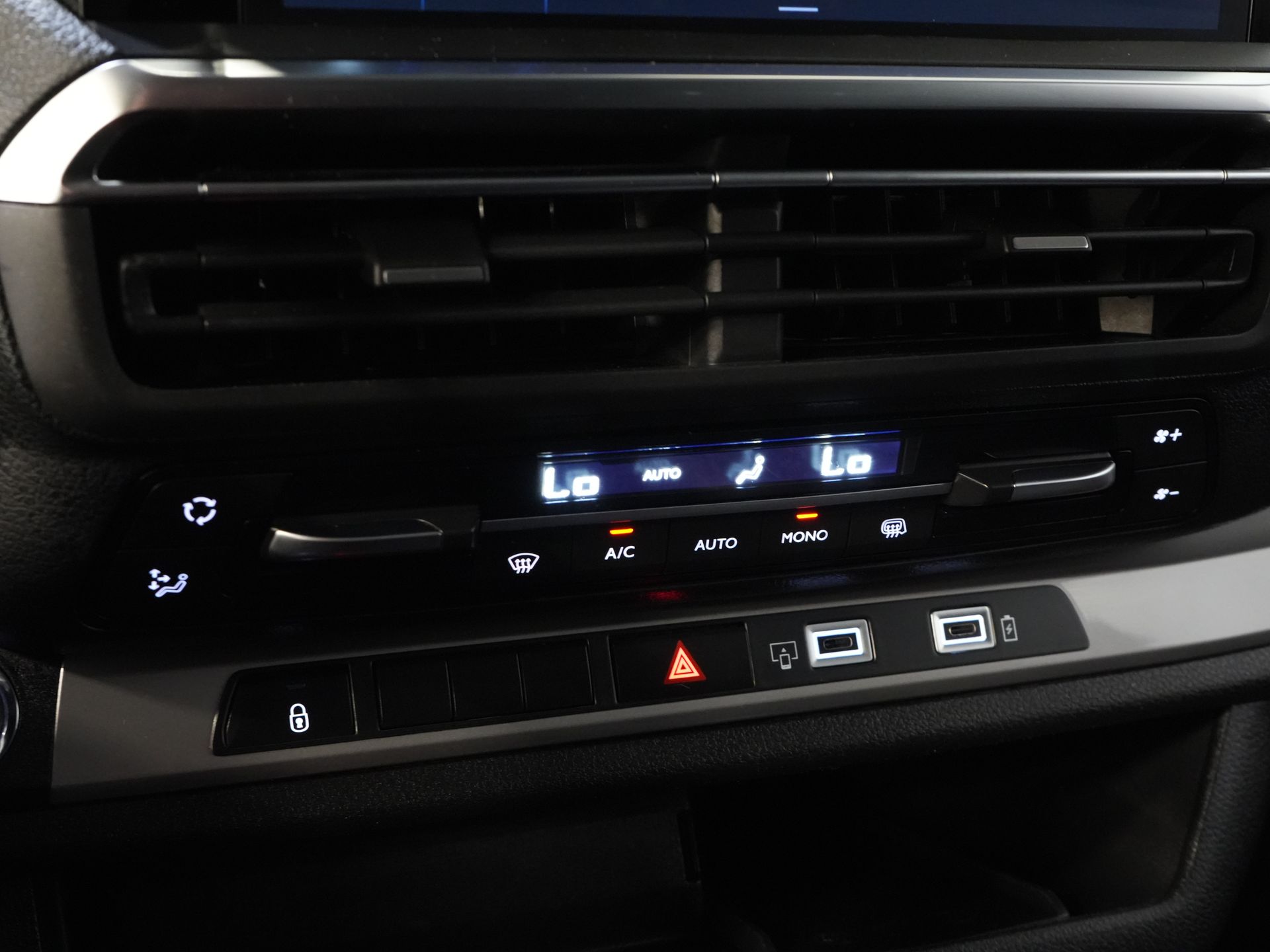 Opel Vivaro Bestelbus 2.0 145 pk Aut. DC Dubbel Cabine LED/ Adapt.Cruise/ 2x Schuifdeur/ Massage/ Stoelverw./ Keyless/ Leder/ Carplay/ Climate/ Camera 24