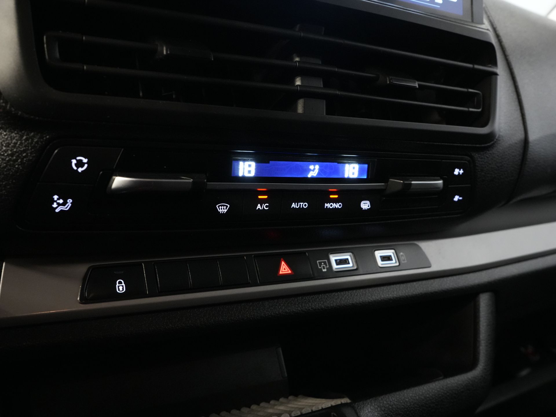 Peugeot Expert Bestelbus 2.0 HDi 180 pk Aut. DC Dubbel cabine LED/ Imperiaal/ Stuurverw./ Carplay/ Navi/ Camera/ Climate/ Afn.Trekhaak/ PDC/ LMV/ Cruise 23