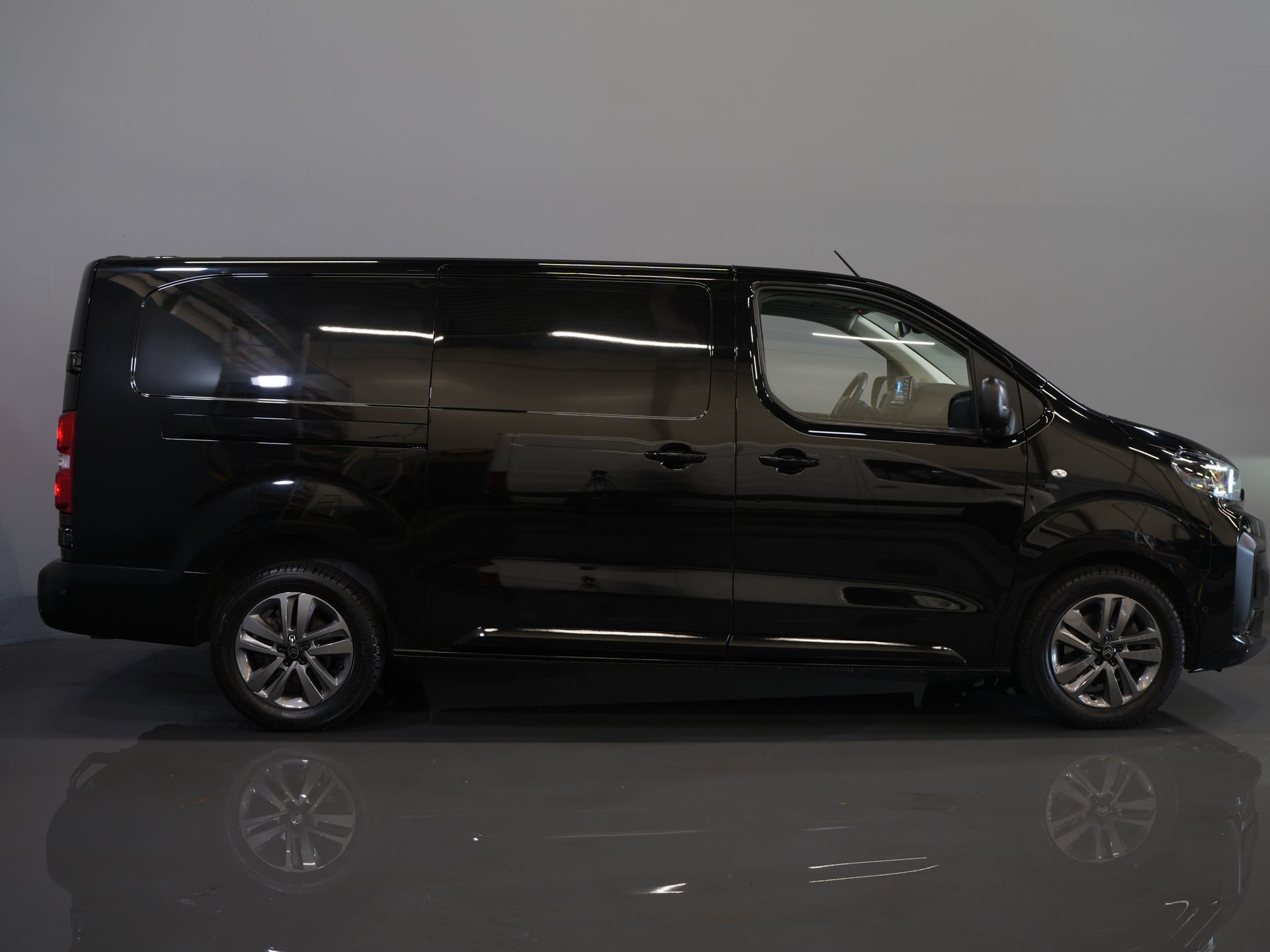 Citroën Jumpy Bestelbus 2.0 HDI 180 pk Aut. LED/ Standkachel/ Keyless/ Stoelverw/ Stuurverw./ Carplay/ Climate/ Camera/ PDC/ Cruise/ Trekhaak/ LMV 10