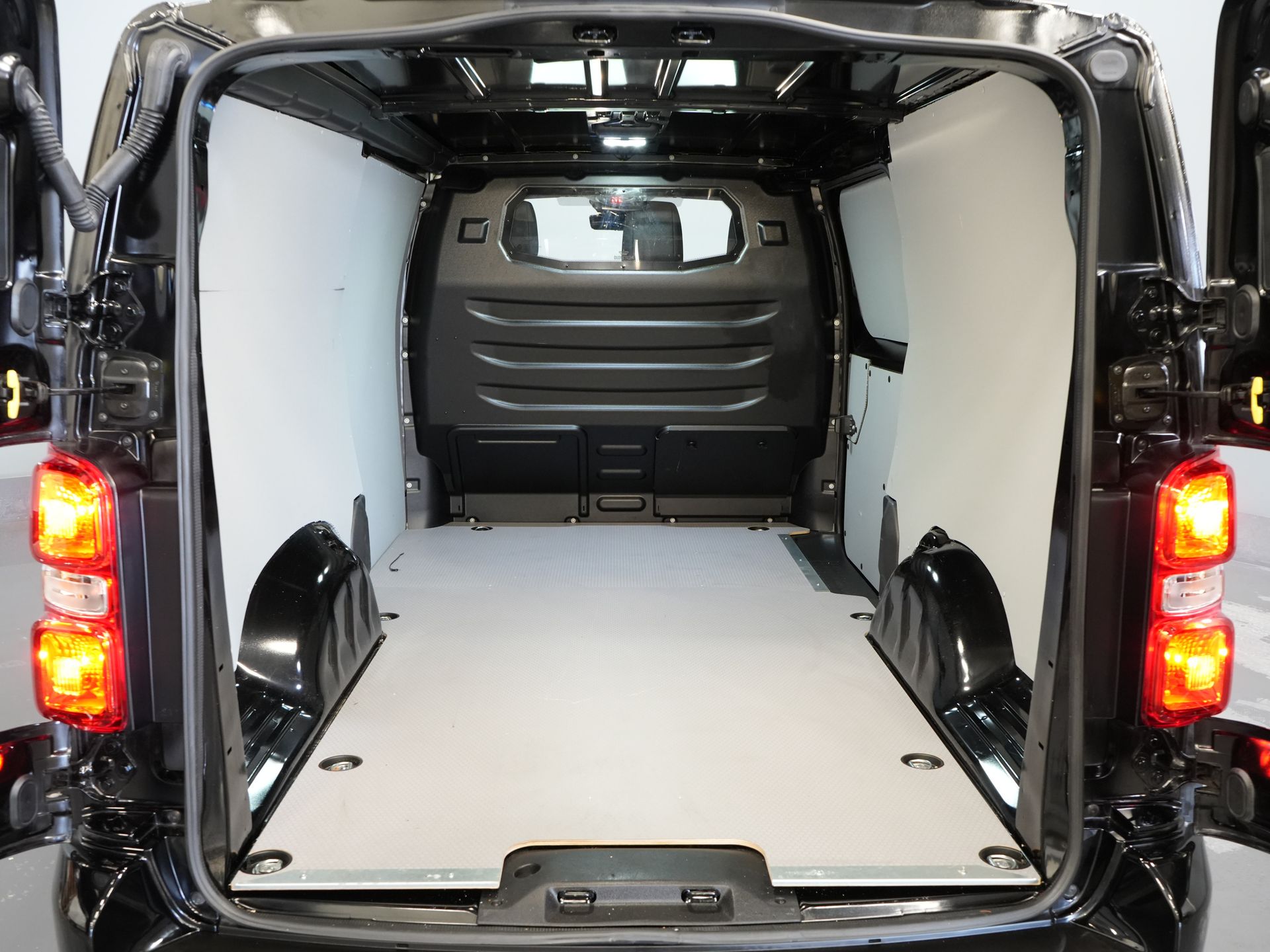 Citroën Jumpy Bestelbus 2.0 HDI 180 pk Aut. LED/ Standkachel/ Keyless/ Stoelverw/ Stuurverw./ Carplay/ Climate/ Camera/ PDC/ Cruise/ Trekhaak/ LMV 14