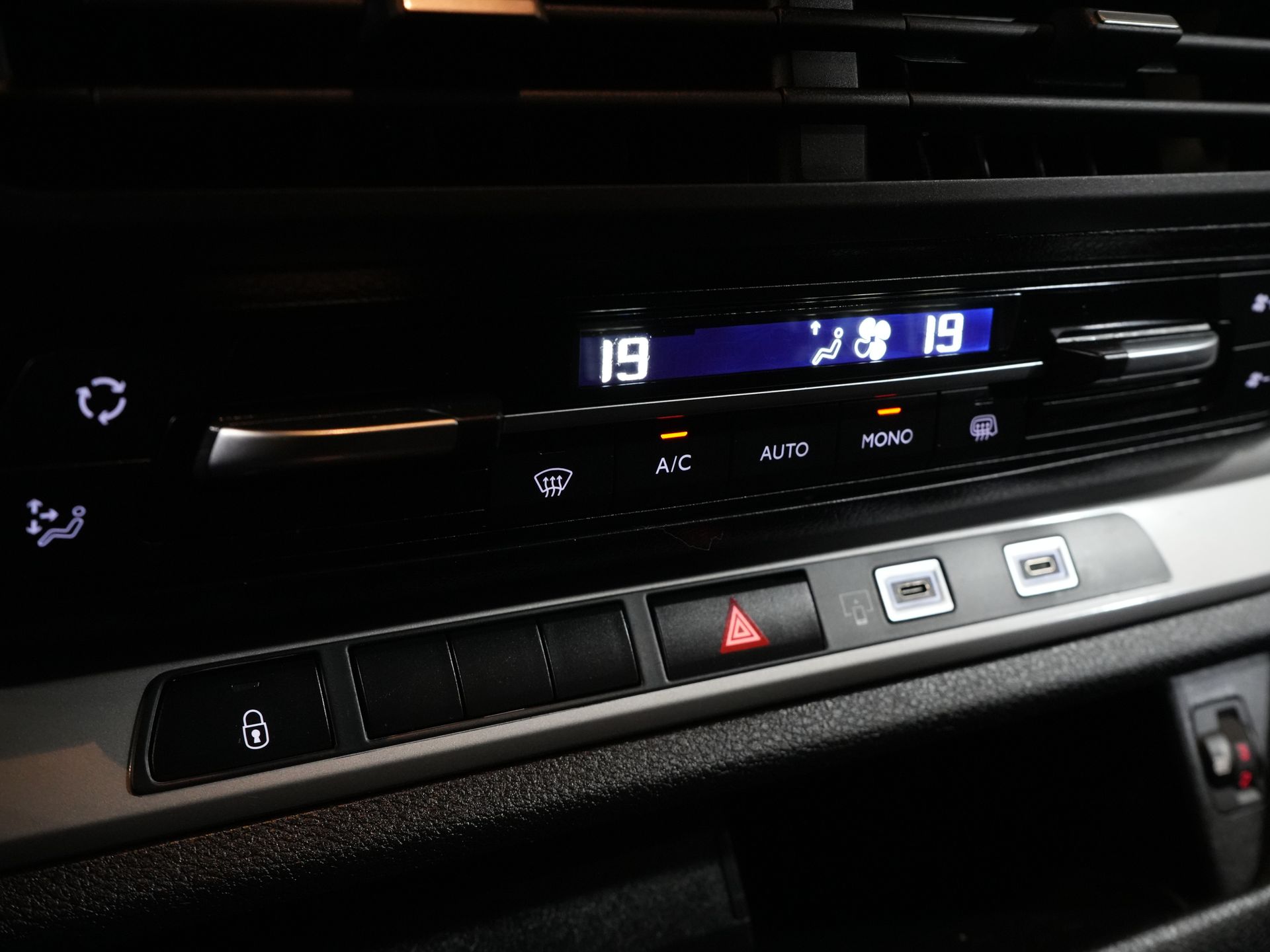 Citroën Jumpy Bestelbus 2.0 HDI 180 pk Aut. LED/ Standkachel/ Keyless/ Stoelverw/ Stuurverw./ Carplay/ Climate/ Camera/ PDC/ Cruise/ Trekhaak/ LMV 22