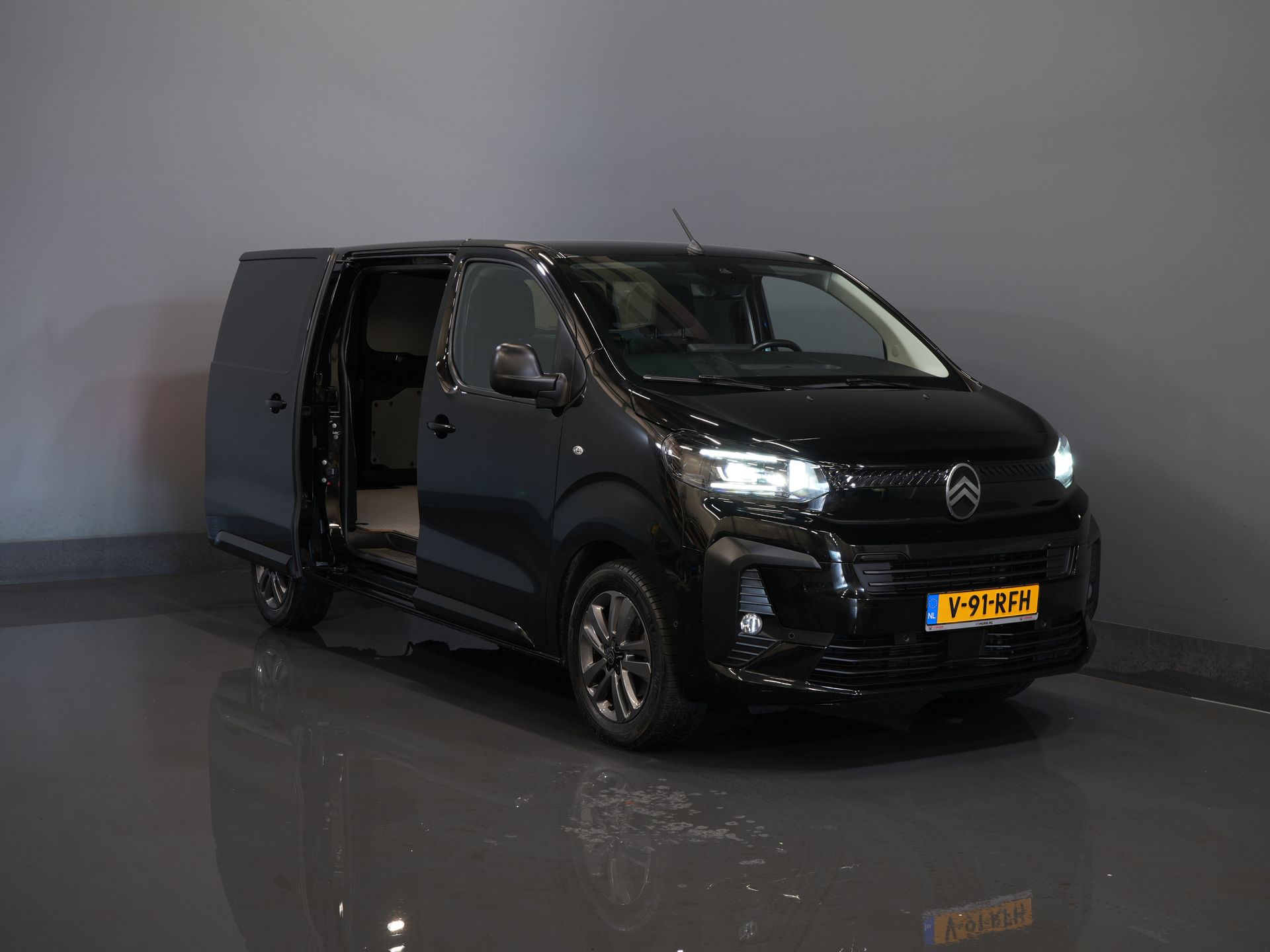 Citroën Jumpy Bestelbus 2.0 HDI 180 pk Aut. LED/ Standkachel/ Keyless/ Stoelverw/ Stuurverw./ Carplay/ Climate/ Camera/ PDC/ Cruise/ Trekhaak/ LMV 8