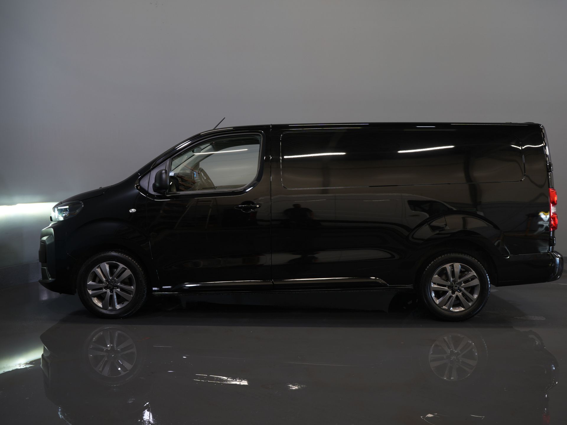 Citroën Jumpy Bestelbus 2.0 HDI 180 pk Aut. LED/ Standkachel/ Keyless/ Stoelverw/ Stuurverw./ Carplay/ Climate/ Camera/ PDC/ Cruise/ Trekhaak/ LMV 9