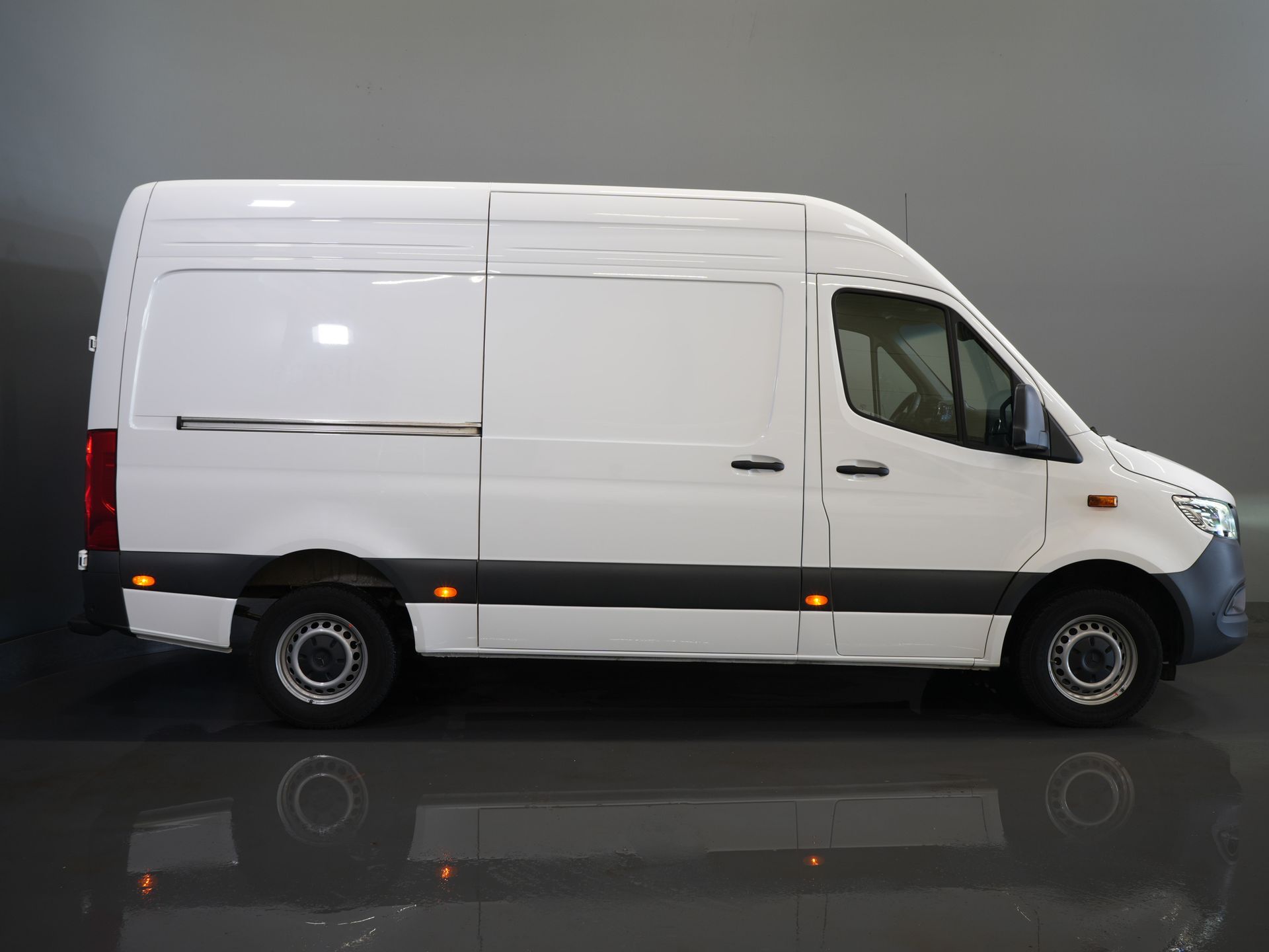 Mercedes-Benz Sprinter Bestelbus 317 CDI L2H2 Aut. LED/ 270Gr.Deuren/ Stoelverw./ Gev.Stoel/ Navi/ Airco/ Camera/ Cruise/ PDC 10