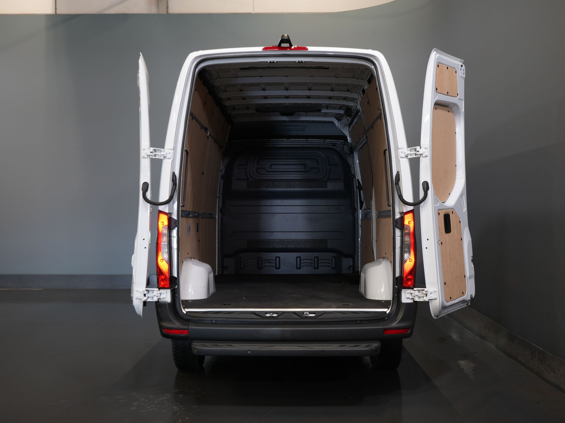 Mercedes-Benz Sprinter Bestelbus 317 CDI L2H2 Aut. LED/ 270Gr.Deuren/ Stoelverw./ Gev.Stoel/ Navi/ Airco/ Camera/ Cruise/ PDC 4