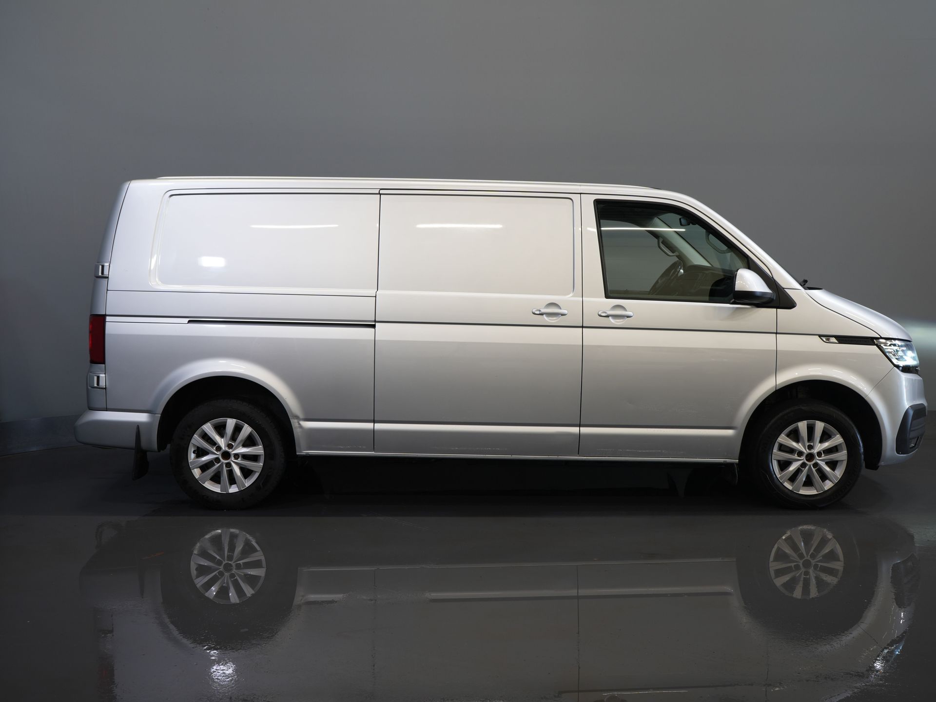 Volkswagen Transporter Bestelbus T6.1 2.0 TDI L2 150 pk Aut. LED/ Adapt.Cruise/ Carplay/ Standkachel/ Stoelverw./ Airco/ Camera/ PDC/ 16’LMV/ Trekhaak 10
