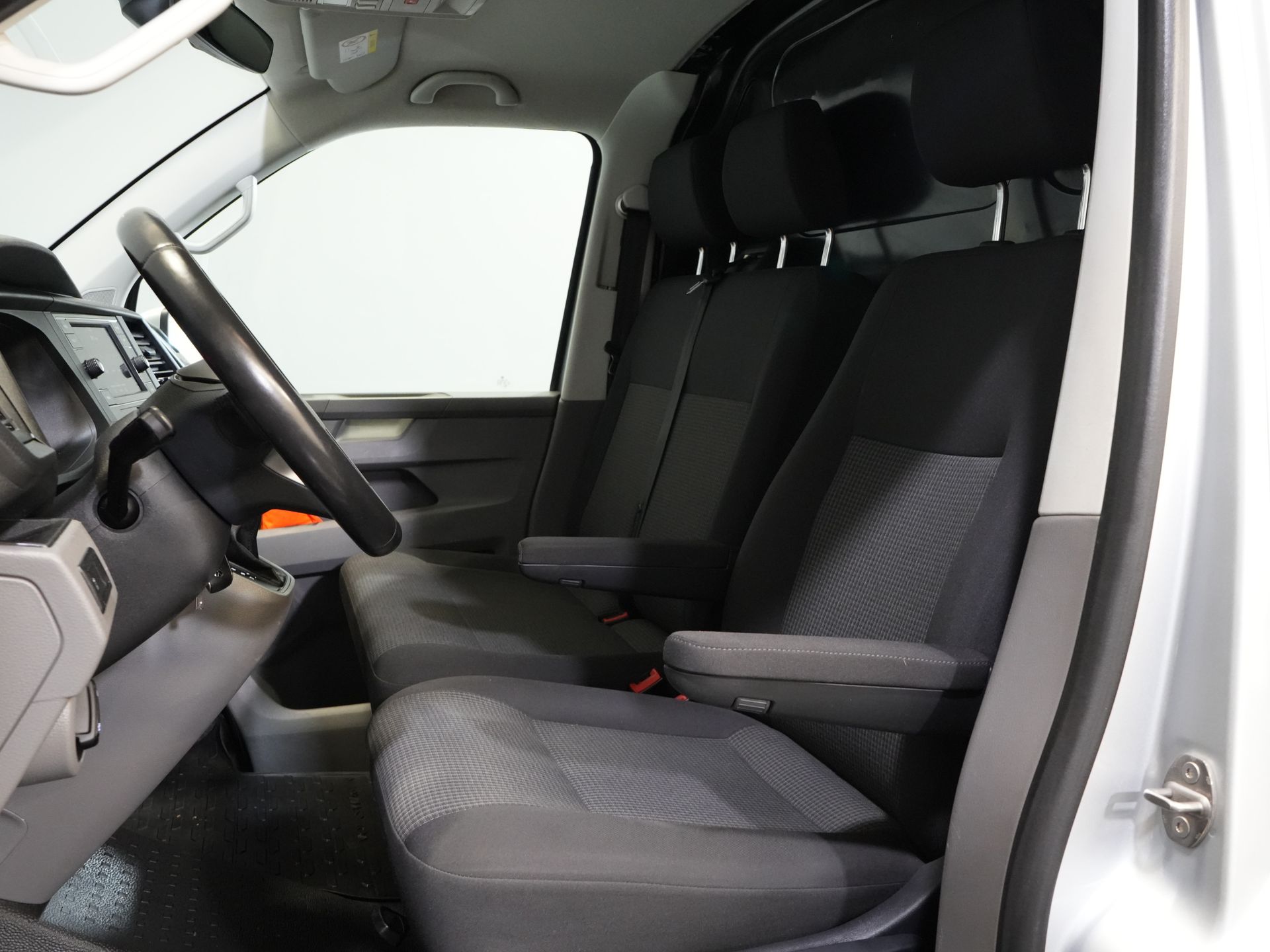 Volkswagen Transporter Bestelbus T6.1 2.0 TDI L2 150 pk Aut. LED/ Adapt.Cruise/ Carplay/ Standkachel/ Stoelverw./ Airco/ Camera/ PDC/ 16’LMV/ Trekhaak 11