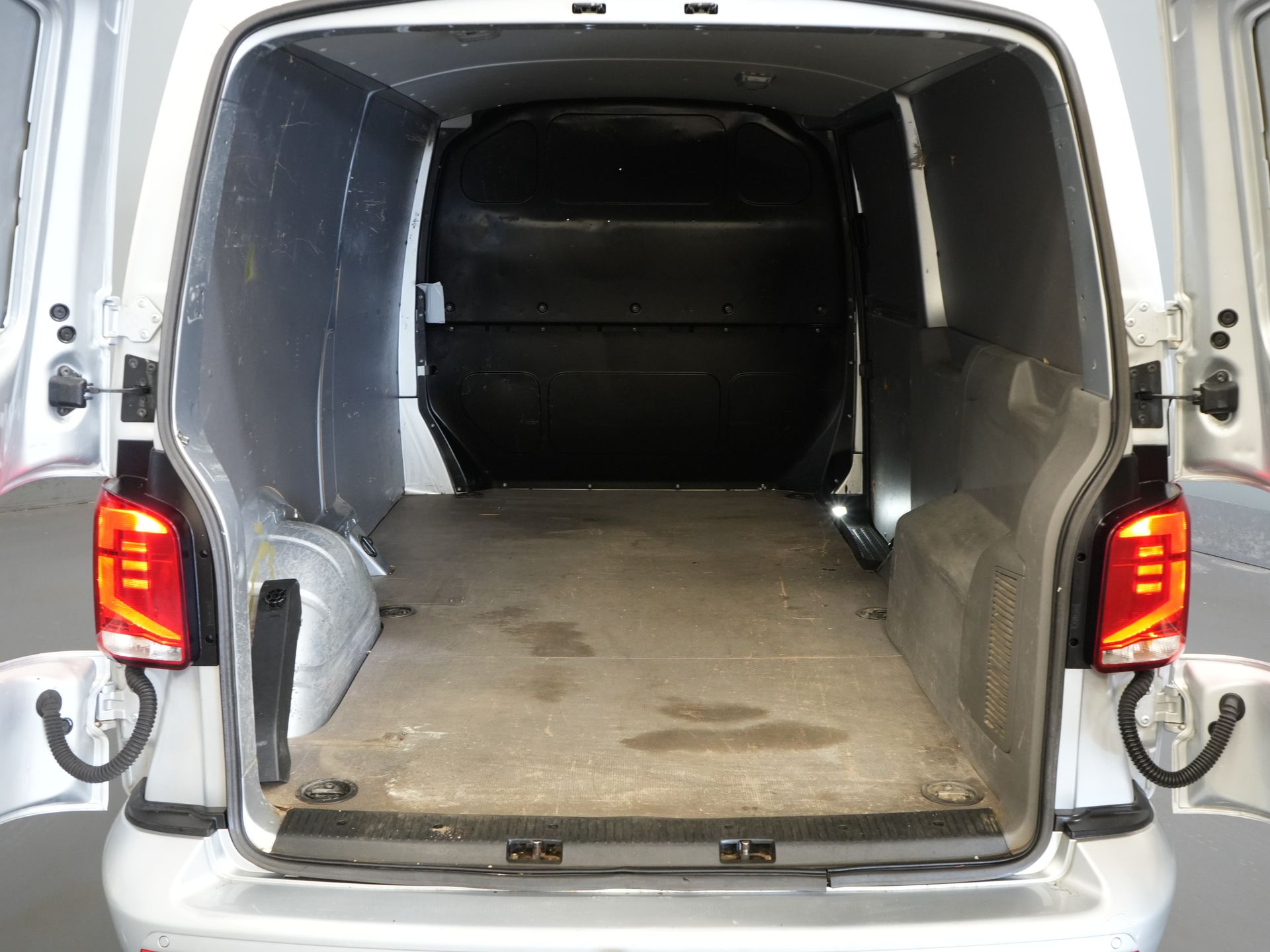 Volkswagen Transporter Bestelbus T6.1 2.0 TDI L2 150 pk Aut. LED/ Adapt.Cruise/ Carplay/ Standkachel/ Stoelverw./ Airco/ Camera/ PDC/ 16’LMV/ Trekhaak 14