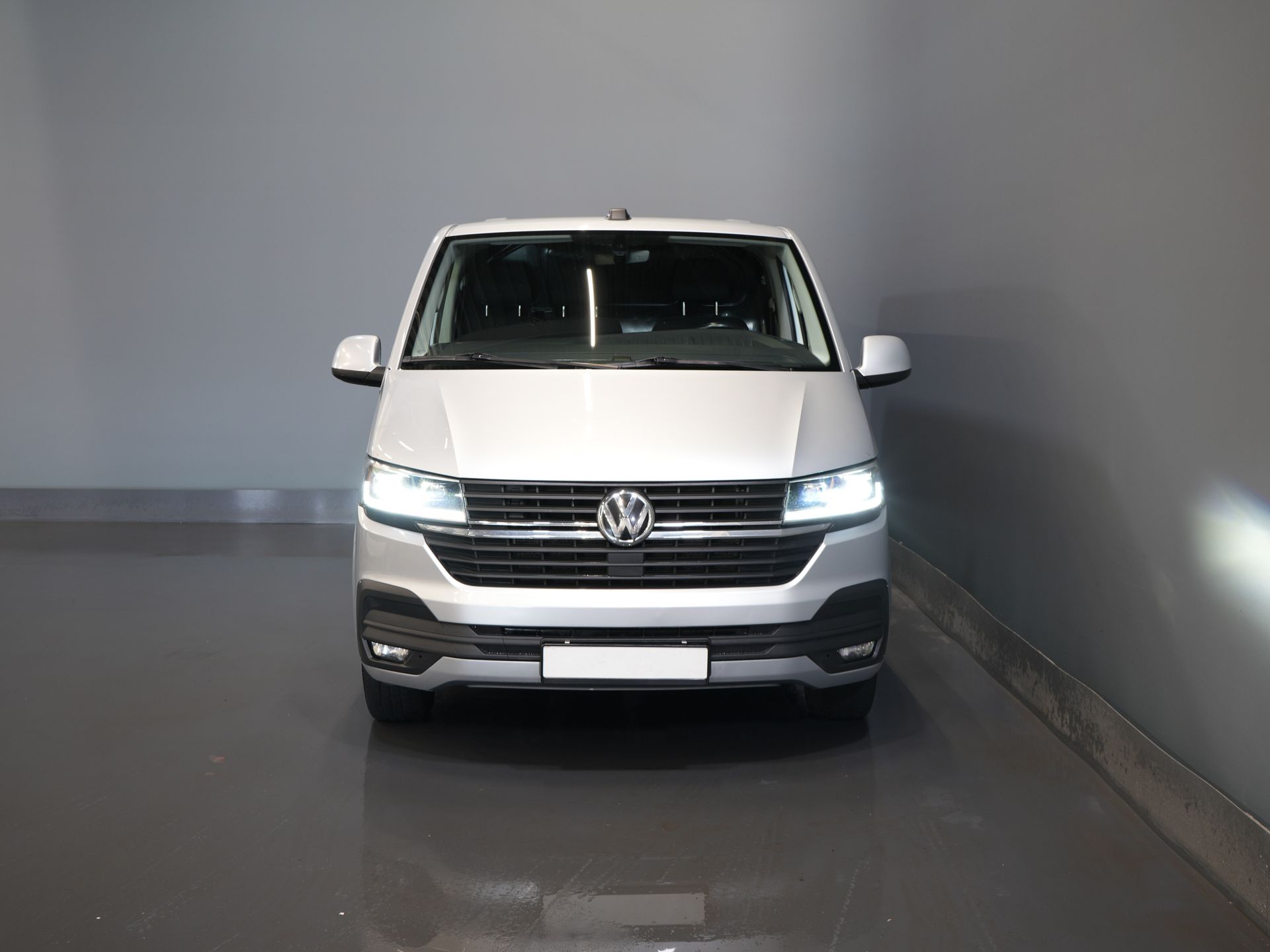 Volkswagen Transporter Bestelbus T6.1 2.0 TDI L2 150 pk Aut. LED/ Adapt.Cruise/ Carplay/ Standkachel/ Stoelverw./ Airco/ Camera/ PDC/ 16’LMV/ Trekhaak 6