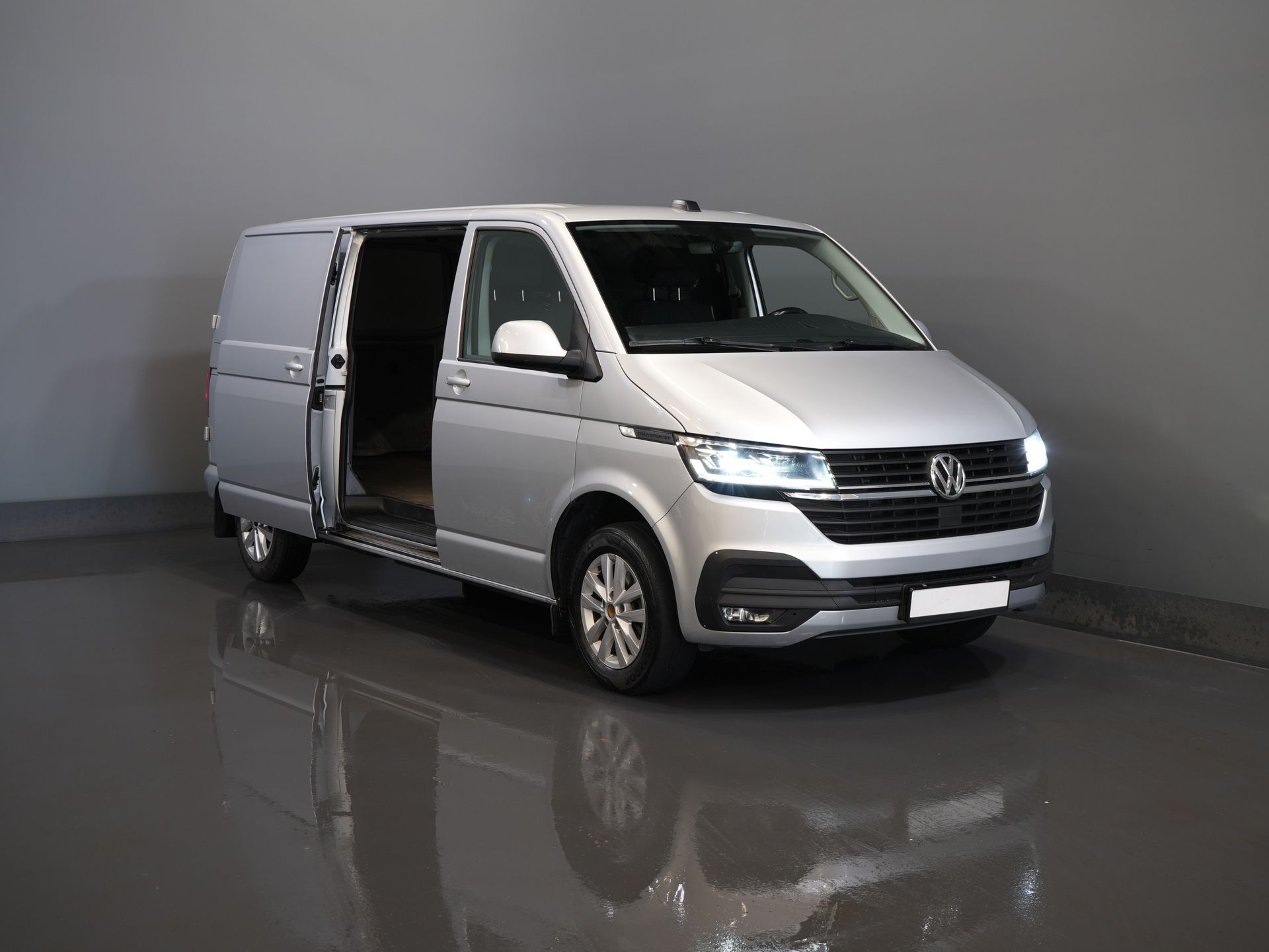 Volkswagen Transporter Bestelbus T6.1 2.0 TDI L2 150 pk Aut. LED/ Adapt.Cruise/ Carplay/ Standkachel/ Stoelverw./ Airco/ Camera/ PDC/ 16’LMV/ Trekhaak 8