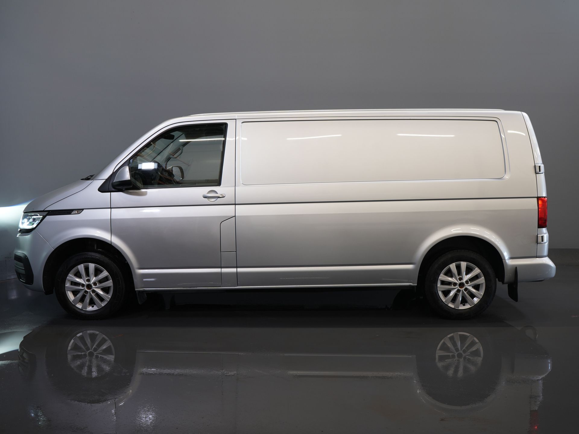 Volkswagen Transporter Bestelbus T6.1 2.0 TDI L2 150 pk Aut. LED/ Adapt.Cruise/ Carplay/ Standkachel/ Stoelverw./ Airco/ Camera/ PDC/ 16’LMV/ Trekhaak 9