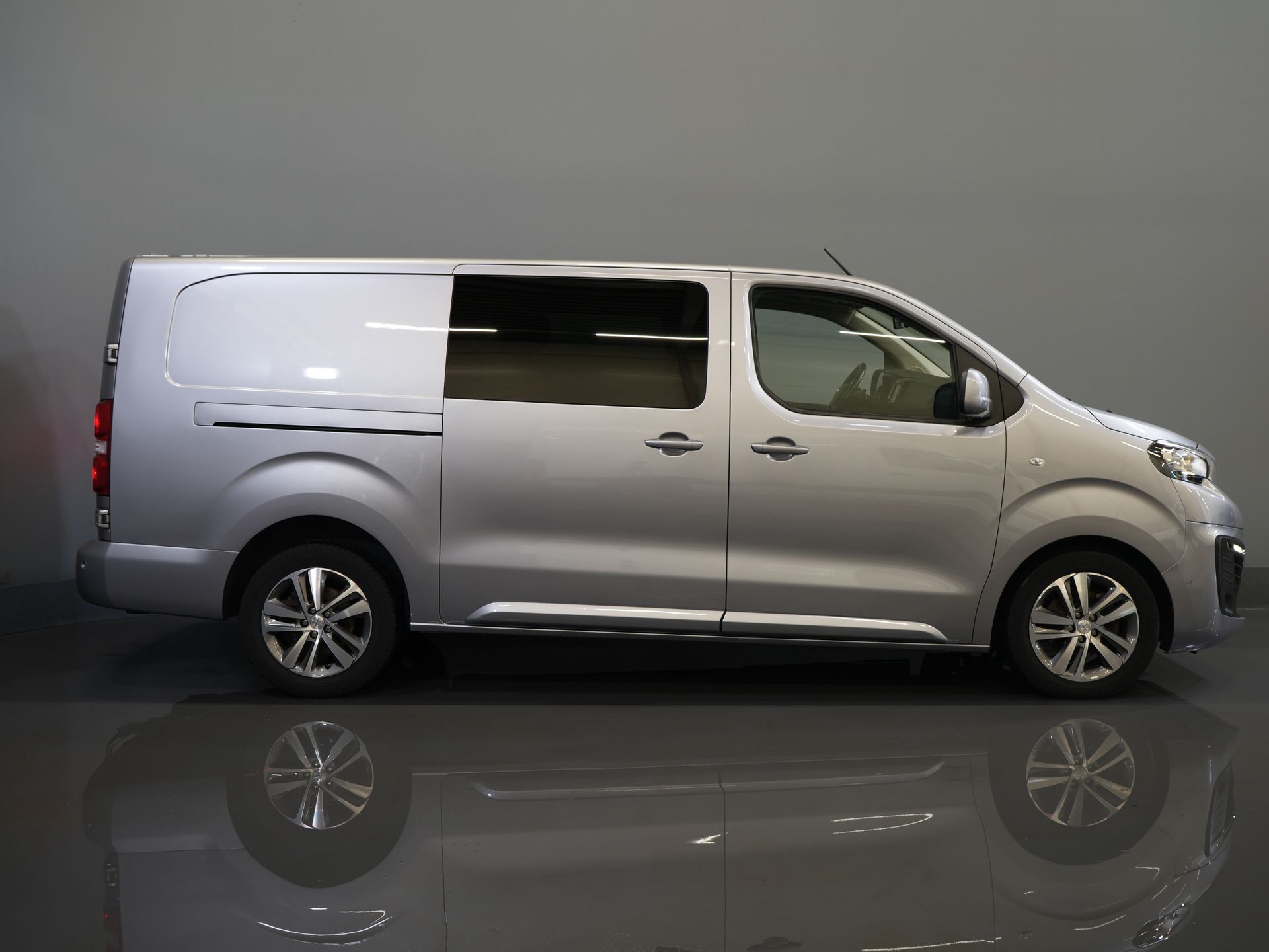 Peugeot Expert Bestelbus 2.0 HDI 180 pk Aut. DC Dubbel Cabine 2x Schuifdeur/ Carplay/ Stoelverw./ Climate/ Navi/ Camera/ Cruise/ 17’LMV/ PDC/ Trekhaak 10