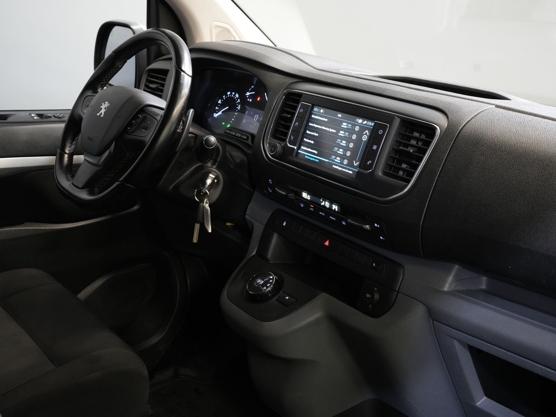 Peugeot Expert Bestelbus 2.0 HDI 180 pk Aut. DC Dubbel Cabine 2x Schuifdeur/ Carplay/ Stoelverw./ Climate/ Navi/ Camera/ Cruise/ 17’LMV/ PDC/ Trekhaak 2